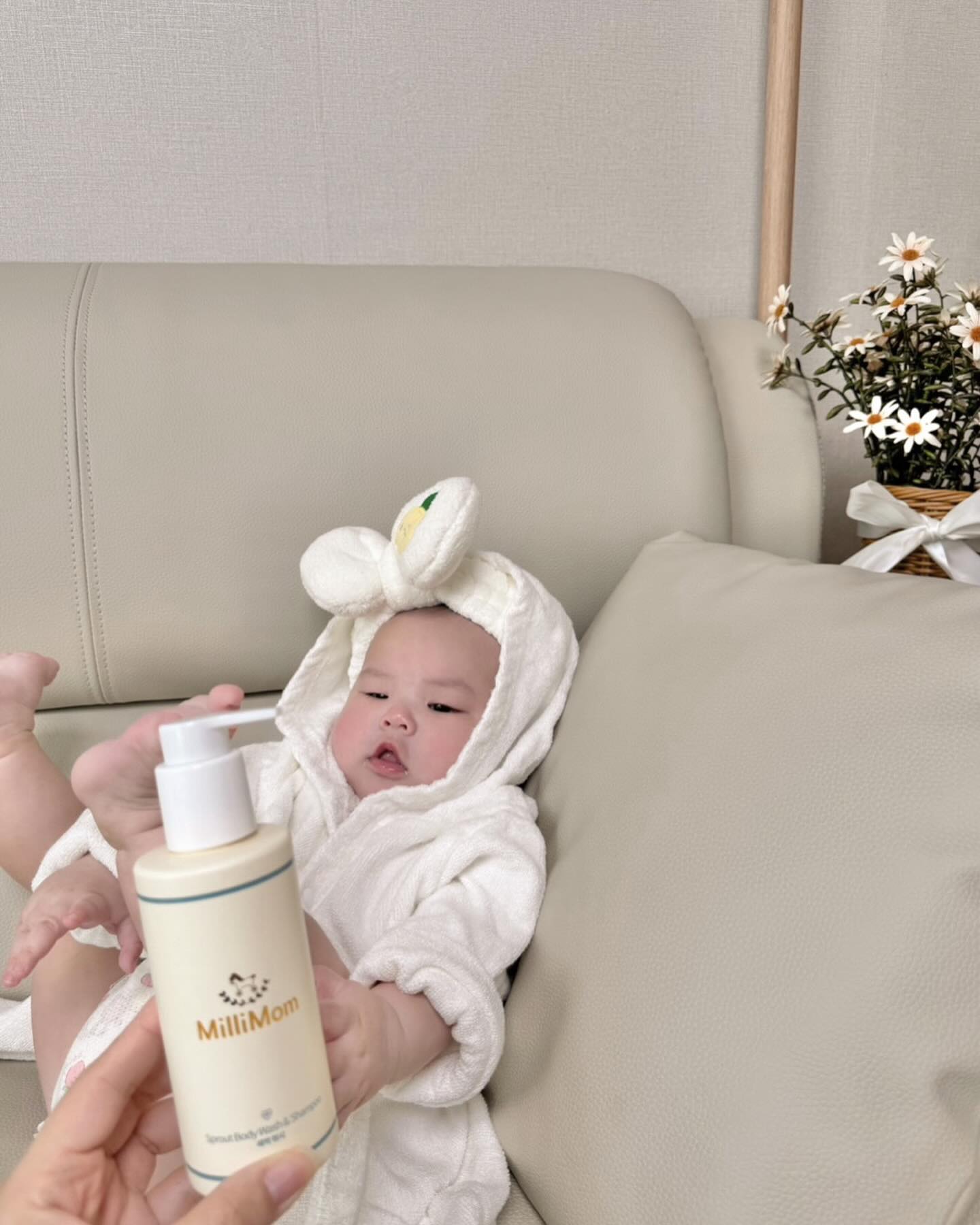 #협찬 millimom_kr 

밀하🌱
소이가 #밀리맘13기 가 되어 두번째로 소개하는 제품은요〰
#새싹워시 인데요.ᐟ 
밀리맘 새싹 워시는 피부가 건조하고 예민한 아기를위해 #자연유래계면활성제 를 사용한 순한 젤타입 워시로 아기 피부를 더 촉촉하게 만들어준답니다〰
첫째부터 둘째, 셋째까지 엄마를 닮아 건조한 아이들이라 항상 워시며 로션, 크림 꼼꼼하게 따지고 사용하는데요〰 요 새싹워시 사용해보니 맘에 쏙 들더라구요.ᐟ 
아이들에게 자극없이 순한 세정이라 머리부터 발끝까지 #올인원워시 라 소이는 머리부터 발끝까지 사용하고 있답니다 ^_^
건조한 피부의 아기들에게 촉촉힌 보습막을 형성해주는 새싹워시.ᐟ 
소이네는 이제 밀리맘 새싹 워시로 정착할래요🙌🏻❤️

#밀리맘 #비건인증 #올인원바디워시 #선클렌저 #아기워시 #촉촉힌워시 #눈따갑지않은 #육아템추천 #육아템리뷰 #육아일상 #삼남매육아