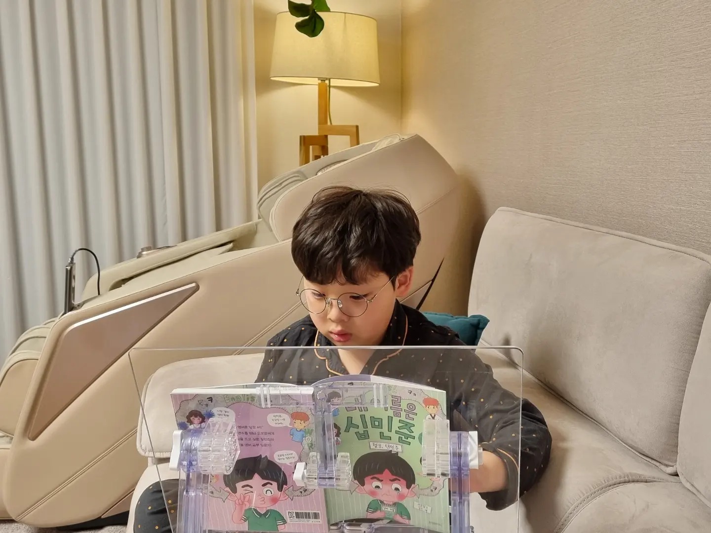 #협찬

주안이 7살때 문고판 책도 재밌다는걸 알게 해준
고마운 십민준 시리즈🩵

'이'와 '10'이 헷갈리는 바람에 십(10)민준이 된 민준이도
벌써 3학년이 되었어요🤓
이제 막 영어 공부를 시작하는 민준이의 이야기가 재밌었는지 
책 보자마자 순삭!!!

같은 3학년에 공감되는 부분이 많아서 그런지
너무 재미있다고 "역시 십민준!" 외치네요^.^
그림도 아기자기하고 아이들 공감가는 내용이라
다들 신나게 읽을 것 같아요👍
.
.
#위즈덤하우스 #내이름은십민준 #내이름은십민준3 #어린이문학 #이송현작가 #베스트셀러