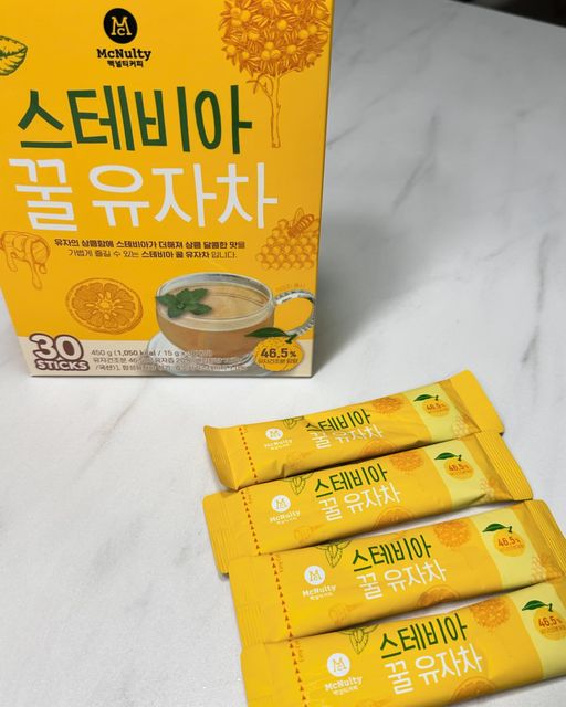  예은이 on Instagram: "#광고 #맥널티 오늘 리뷰할 제품은 맥널티에서 나온 스테비아유자차입니다 🍊요즘같이 일교차가 심한 날에는 목이 자주 아프더라고요 때마침 건강에도 좋은 스테비아 유자차가 있더라고요 청도 좋지만 청은 설탕이 너무 많이 들어가 걱정했는데 설탕을 사용하지 않아도 믿음이 가더라고요
맛은 청과 아주 흡사한 맛이라 전혀 이질감이 없었습니다!
신기한점음 가루는 흰색이였는데 물에타면 유자차색이 되는게 신기했어요 건강에도 좋은 스테비아 유자차 강력 추천합니다👍🏻
구매링크:https://bit.ly/Citron-Tea

맥널티커피#스테비아#유자차#유자차스틱#꿀유자차#스테비아유자차#전통차"