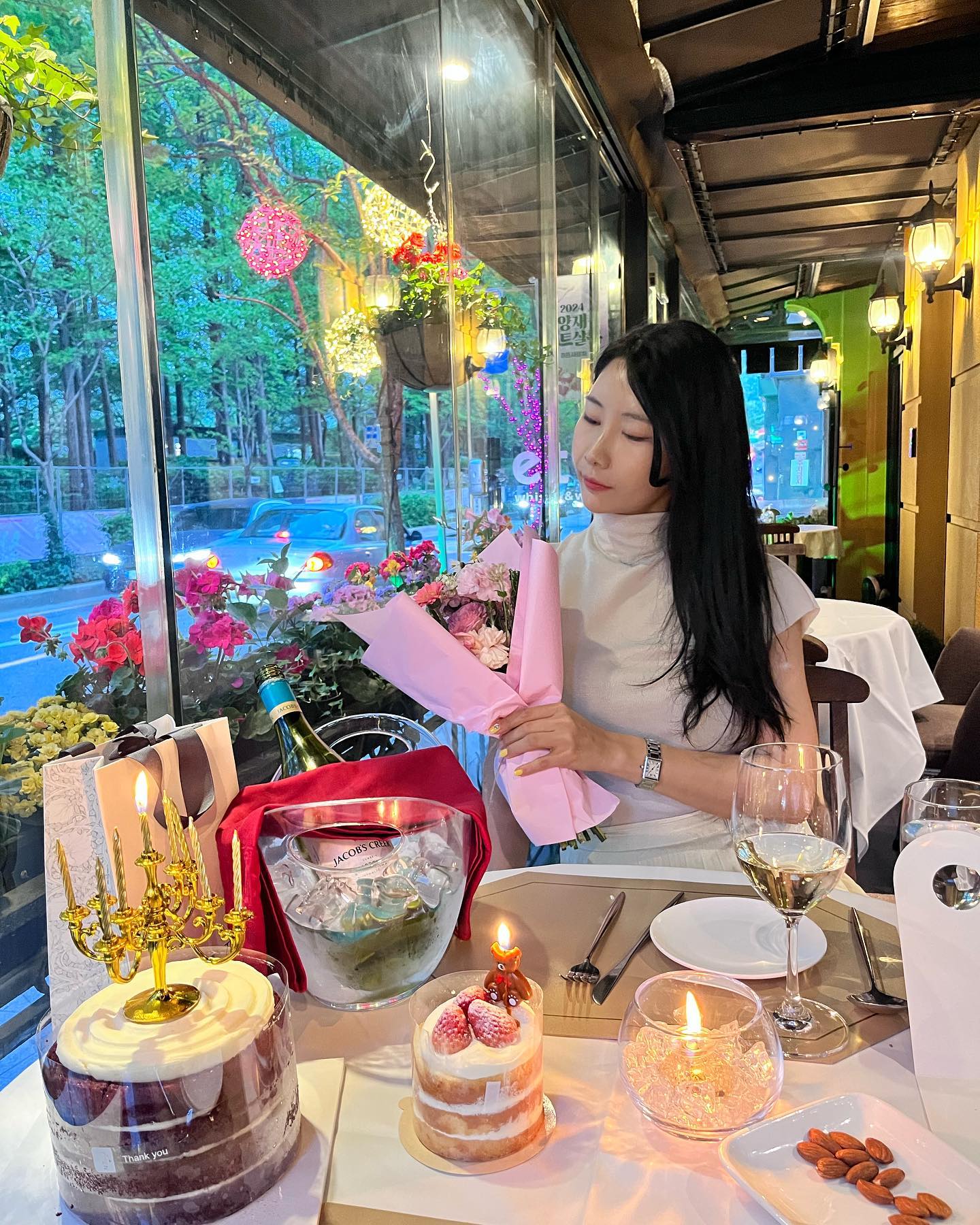#광고 다이슨💌 dyson_kr dysonbeauty

-

다이슨 슈퍼소닉 사용으로 케어하고 외출 하는 요즘,🔮✨

근래 모발 손상을 막고 건강한 두피를 유지하는데 큰 관심이
있었는데

💌다이슨 슈퍼소닉에는 두피 온도를 유지해 
건강을 보호하는 두피 보호 모드도 있어서 보호모드로 사용

💌스타일링 노즐을 통해서 가장 잘 맞는 온도와 바람으로 진행

💌다시 설정 할 필요없이 사용자의 맨 마지막 설정을 기억 해서
자동으로 적용

💌신기했던 포인트,
자동으로 움직임을 감지해서 사용하지 않거나 다른 곳에
내려두면 작동하던 다이슨이 자동으로 비활성화를 진행하는 
일시정지 감지기능 탑재

뉴럴 헤어드라이어라 드라이 기능만 
있을 줄 알았는데 4가지 타입으로 스타일링 모드,
특히 제가 영상에서 사용하는 플라이어웨이 스무더 노즐로
편리하게 드라이도 스타일링도 진행한,

신기했던 다이슨 슈퍼소닉 뉴럴💌🔮

+파스타 다 먹으니 냉삼이 생각났던 동네 마실,,🌸