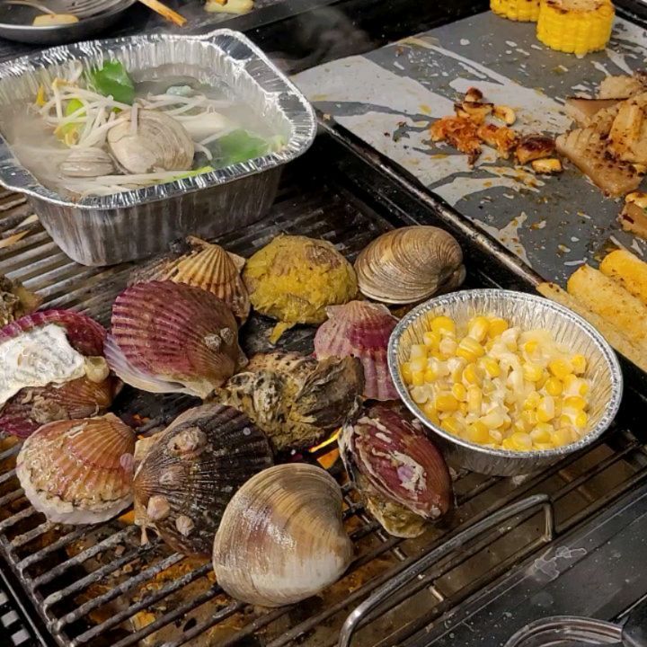 조개구이 무한 리필로 먹을 수 있는 대구 조개창고 2호점 달서점 다녀왔어요.
가리비와 키조개, 전복, 소라, 작은 조개 등을 비롯해서 삼겹살과 목살, 갈매기살, 양념갈비, 막창, 소세지, 옥수수 등을 맛볼 수 있는 곳이라 한번 가보시면 좋을듯 해요^^

#대구조개구이 #조개창고대곡점 #조개무한리필 #진천동맛집