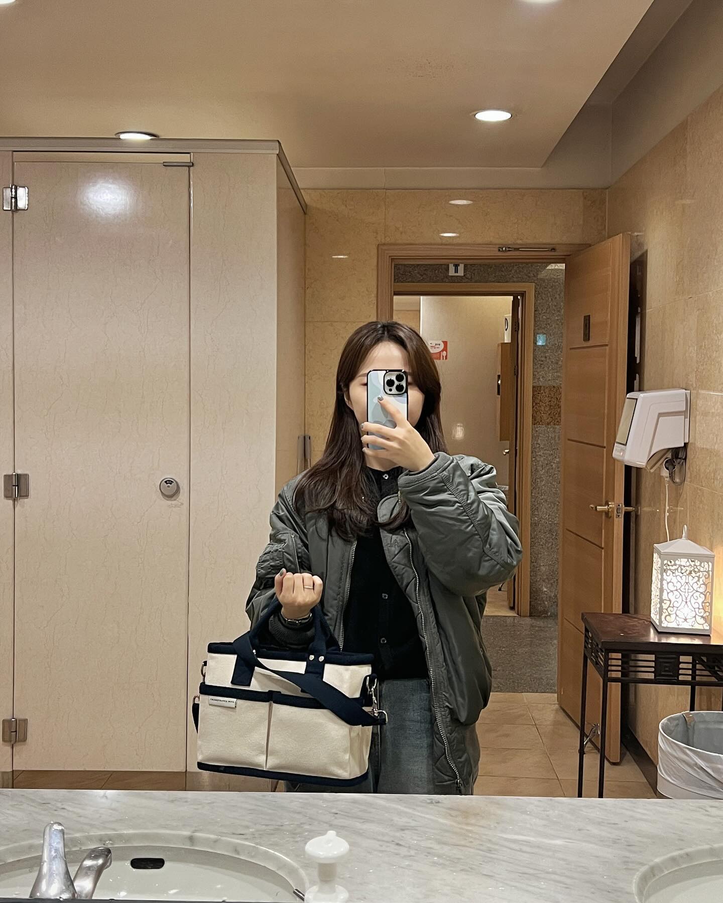 지나가다 사진 찍으러 들른 나의 웨딩베뉴
위치, 주차, 식사 모든 것이 완벽하다.. 5살 때부터 꼭 25살에 결혼하고 싶었는데 올해 딱 만 25세 12월에 로망 성취🕊️