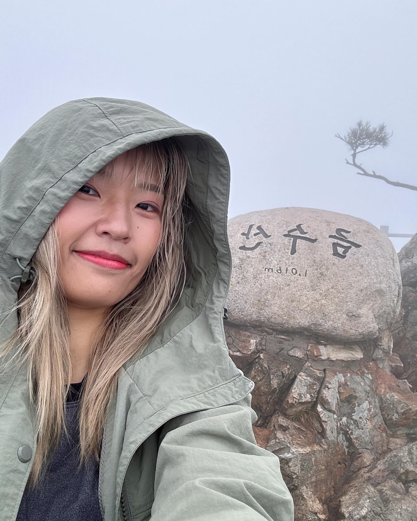 일출산행 첫 도전은 날씨로 인해 실패했지만 앞으로 많은 기회가 있으니 차질없이 등산한것만으로 행복했다 😉 하지만 곰탕날씨와 계속된 업힐에 앞머리 수습불가 🥲
이번 산행 함께한분들이 아낌없는 나무같은 분들이셨다 🥹 정상에서 서프라이즈로 개봉한 식사에 감동 그잡채 🥹🥹🥹
도락산까지 2산하려다 아쉽게 다음으로 기약하고 서울로 오는 길에 사인암도 봤다 😎 함께한 모든분들께 감사한 주말기록 💖

#금수산 #블랙야크100대명산 #사인암