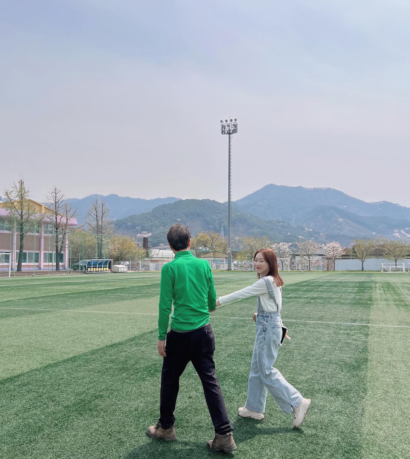 아빠가 어릴 적 다녔던 초등학교에 왔다. 기분이 이상하다. 아빠도 마냥 그때로 돌아간 것처럼 들뜬 모습에 괜히 웃음이,,🤭 #원촌초등학교 #아빠랑나랑