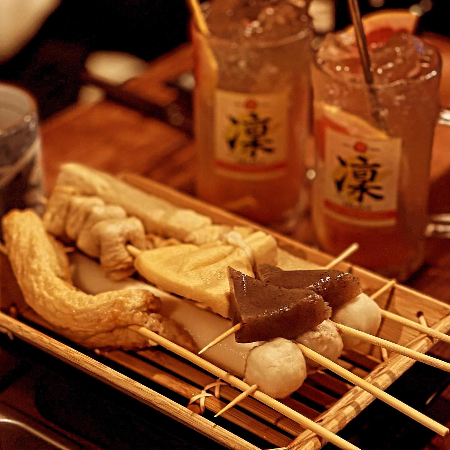 #협찬

핫한 오뎅바가 있는 이자카야 🍢
철길부산집 천안성정점❣️

날씨 추워지고
눈내리니까 따뜻한거 생각나는 요즘
술찌지만
분위기 내고 싶은 연말이라서
간곳!!

술찌라서
하이볼로 기분내기 😆
하이볼 종류도 많아서 술찌도 골라먹는 재미😁
오뎅 2인에
타다키에 로제떡볶이 음식도 다 너무 맛있는 곳❣️

하이볼 너무 맛있어서 2잔 드링킹하고
오뎅도 타다키도 로제도 다 클리어 하고
분위기에 취해 못한 이야기도 하고
남친생기면 또 가야지 ☺️

오픈한지 얼마 안되었는데도 웨이팅 있는
핫플레이스
철길부산집 성정점

📍충남 천안시 서북구 성정두정로 35 1층 105호
📍18:00~04:00(수요일 격주휴무)
📍0507-1331-4687

#천안맛집 #천안술집 #성정동맛집 #성정동술집 #천안이자카야 #천안오뎅바 #철길부산집천안성정점 #스토리앤체험단 #스토리앤미디어
