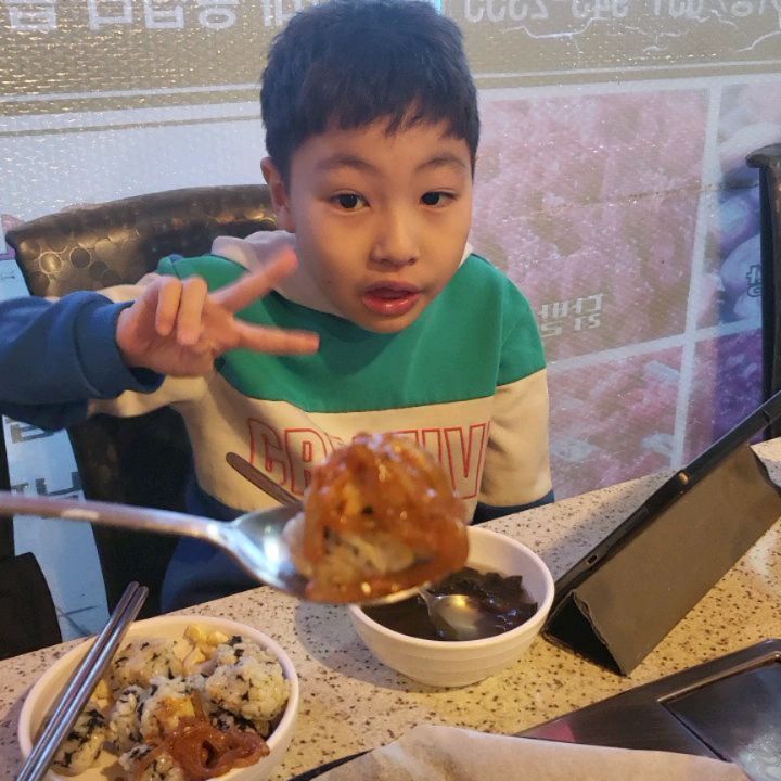 야채곱창 잘 먹는 저희 아이들^^ ㅎㅎ 다들 좋아하세요^^??

주먹밥하고 냠냠 드셨어요^^
쌈으로도 먹고용^^ 

2인분 야채곱창 다~먹고 왔어용^^

오늘은 날이^^ 좋으네요 ㅎㅎ 좋은하루 되세요^^