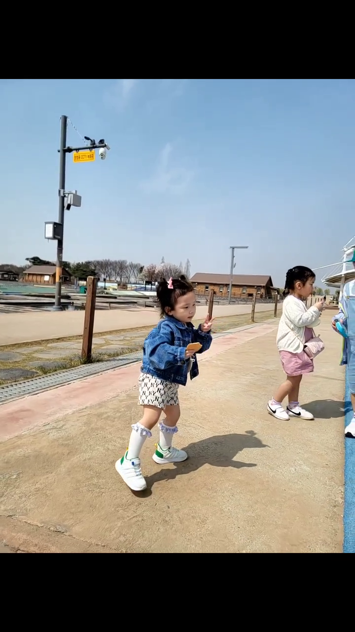 바닥에 그려진 꽃게 그림보고
꽃게춤 추는 소은이ㅎㅎ
역시나 장소불문 흥이 넘치는구나ㅋㅋ

#흥이많은아이
#꽃게춤
#시흥갯골생태공원 
#주말나들이🚗