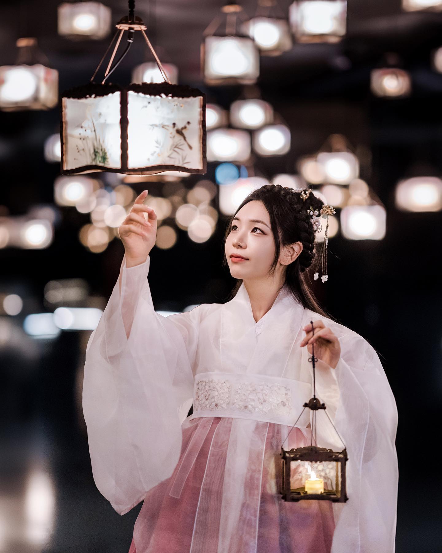 연화, 설렘의 빛🌙

전시 소식을 보자마자 선녀한복을 담고싶었어요, 
( 아름다운 선녀한복은 romantique_doll )
전시장 등불과 비슷한 사각 유리등도 챙겨갔는데 넘 예쁘죠✨

조명이 계속 바뀌는 실내라 촬영이 어려웠는데 어찌저찌 찍었네요ㅎㅎ 

사랑채 스냅은 12월 말까지 진행합니다 
+일반 한복도 가능합니다🙋🏻‍♀️

📍청와대 사랑채 
🏷 ~12월 31일 화휴무 09:00-18:00