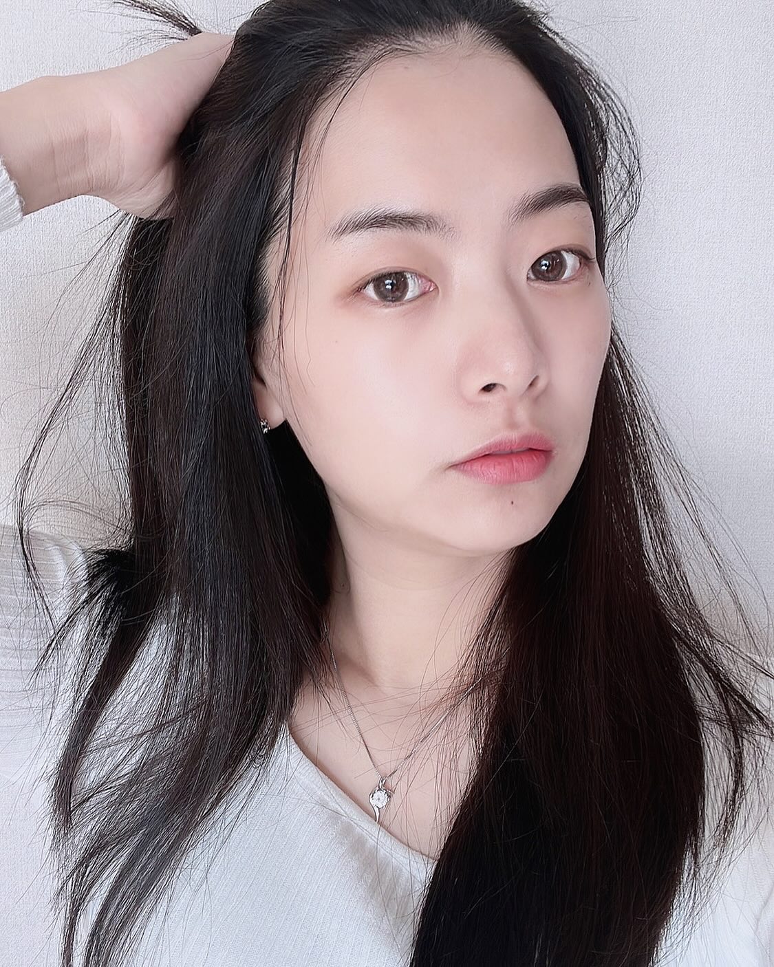 머리색 바꿨다~~
방송할때마다 지적받던 갈색 안녕 👋
나는 찰랑찰랑 에쉬브라운이 하고싶었는데
붉은색소 많은 여자.. 후 😞
다행히 주변 반응이 좋으다 
발랄한거 좋아하는 나는 
차도녀 느낌 절대 안된다 생각했는데 
차가운이미지가 맞다 하니 가보자 차도녀 😎

#블랙염색 #예뻐져라 #나 
#daily #today #instalike #selfie