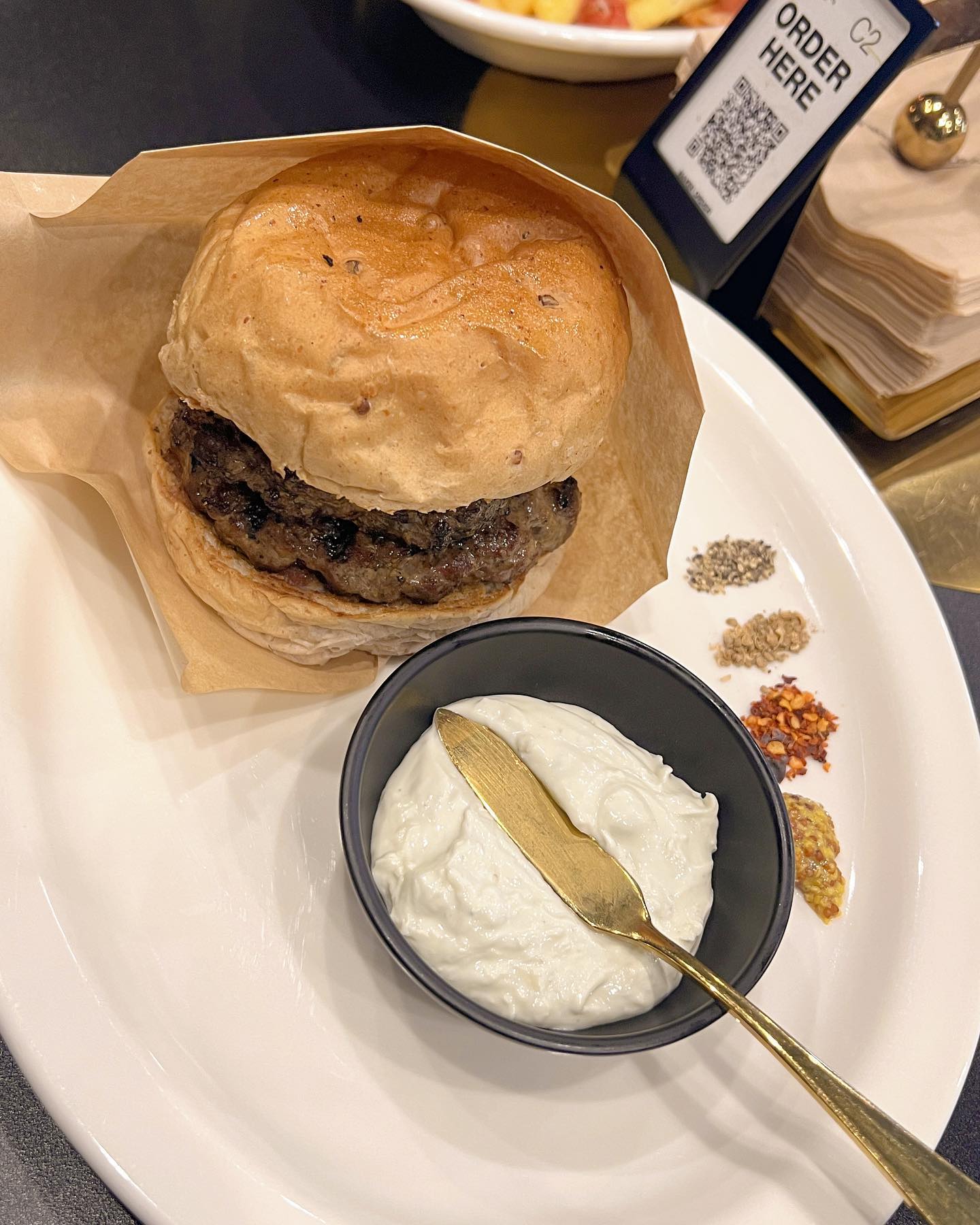 신사동 수제버거 맛집🍔
-
🍔패티앤베지스
▫영업시간 11:30 ~ 24:00
▫라스트오더 23:00
▫매주 월요일 휴무

신사동 가로수길에 위치한 수제버거 맛집 패티앤베지스!!
분위기도 고급 레스토랑 느낌나서
데이트나 소개팅장소로도 제격이에요!!
패티 두깨가👍👍 육즙도👍👍
햄버거 좋아하시는 분들 꼭 들려보세요 ◡̈ 
-
자세한 여행지정보와 꿀팁은 jun_due / 프로필블로그💌