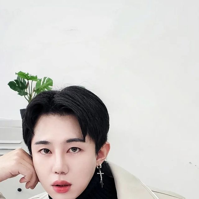 임 정원 on Instagram: "#광고 아 오늘으으으으은! 시선을 끄는 힙하고 남친룩스러운 아이템! 자연을 생각하는 스탠다드에러의 [비건 레더] 파이핑 카라 바시티 레더 자켓을 입고 섹도시발한 모