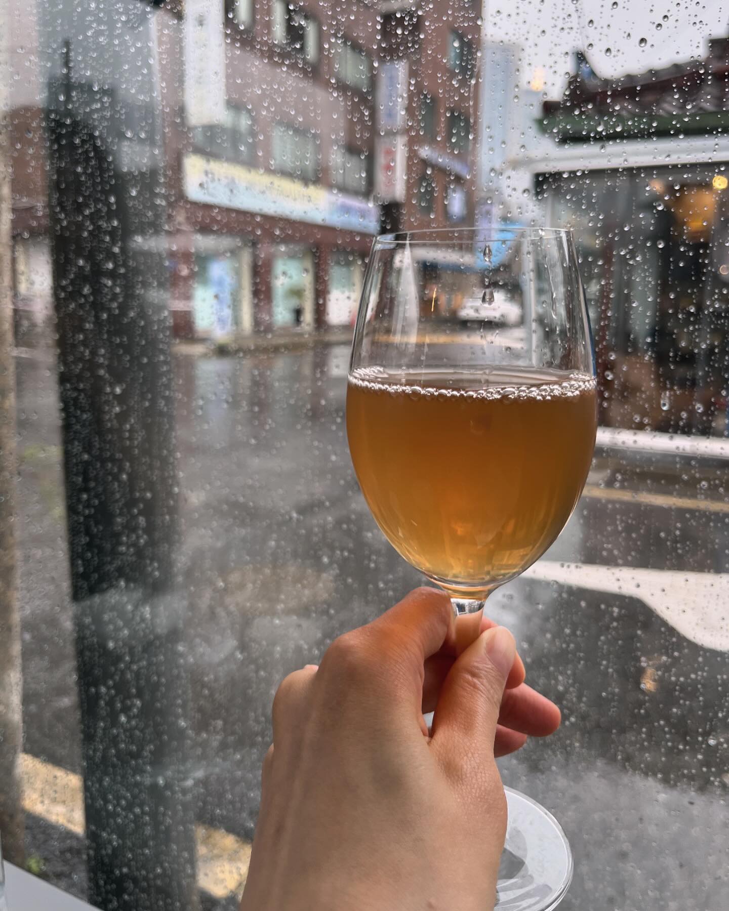 비 오는 ☔️날

오전10시  와인과 브런치를 먹으며 시간을
보낼 수 있음에 행복한 하루

#자유시간#데이트#용산역맛집#핫플투어#나의시간#너랑나