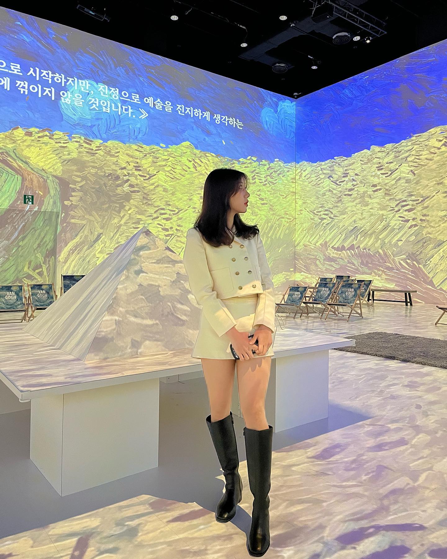 #광고 

이제 날씨도 쌀쌀해지는데 
따듯한 실내에서 즐길 수 있는 전시회 하나 추천드릴게요❤ 

바로 GIDC 광명역에서 진행하고 있는 <반고흐 : 몰입형 체험>전시인데요, 반 고흐 대표 작품 300여점을 360도 디지털 아트 및 가상현실로 구현한 프로그램을 진행중이라 이색적이고 재밌더라고요😆

빈센트 반 고흐의 여러 대표 작품을 디지털 디스플레이, 음향 효과, 프로젝션 맵핑 등 첨단 기술을 활용하여 새로운 방식으로 즐길 수 있는 360도 디지털 전시회라 생생하고 압도적인 몰입감이 정말 최고!

국내 미디어아트 에서는 찾아 보기 힘든 규모의 크기라서,
360도 체험존에서의 몰입감을 말로 형용하기 힘들정도에요!

그리고 18세기 아를을 배경으로 반고흐의 대표작품을 체험해볼 수 있는 VR 체험과 작품 그리기등 다양한 체험도 할 수 있어서 정말 시간가는줄 몰랐다는..
인생샷 찍기도 좋은 반고흐 몰입형 전시👍

📍GIDC 광명역
경기도 광명시 일직로 43 A동 G층 

vangogh.experience 

#반고흐 #반고흐몰입형전시 #반고흐몰입형체험 #몰입형체험 #이색전시 #이색체험 #이색데이트 #데이트코스 #가족여행 #커플데이트 #반고흐전시 #반고흐전시회