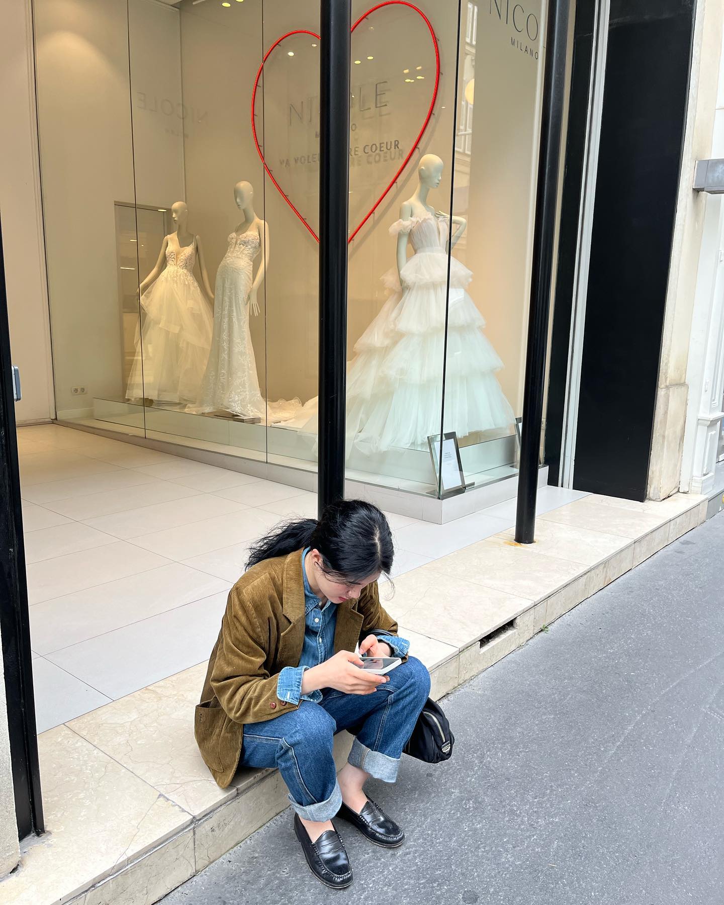 빡빡한 스케쥴에 파리 추억여행 떠나기
그냥 잡히는대로 골랐는데 10장으론 모자라다

ㅋㅋ해필 하트가 그려진 웨딩드레스샵 앞에서 쪼그려 앉아 일하는 예신이라며.

아메리카노 시켰는데 뜨거운 물만 나와서 아메리카노가 뜨거운 물인가 에스프레소를 따로 시켜야하나 라는 바보 같은 생각을 한 파리만 7번 간 나란 사람. (좀 기다리자-)

비비안에서 캐스팅을 하는지 진짜 얼굴 다 아는 모델들이며 남녀노소하고 훤칠한 분들 많아서 두근두근, 몰라 그냥 꽃도 이쁘고 다 이쁘다🌼

#유진쓰_파리 #paris