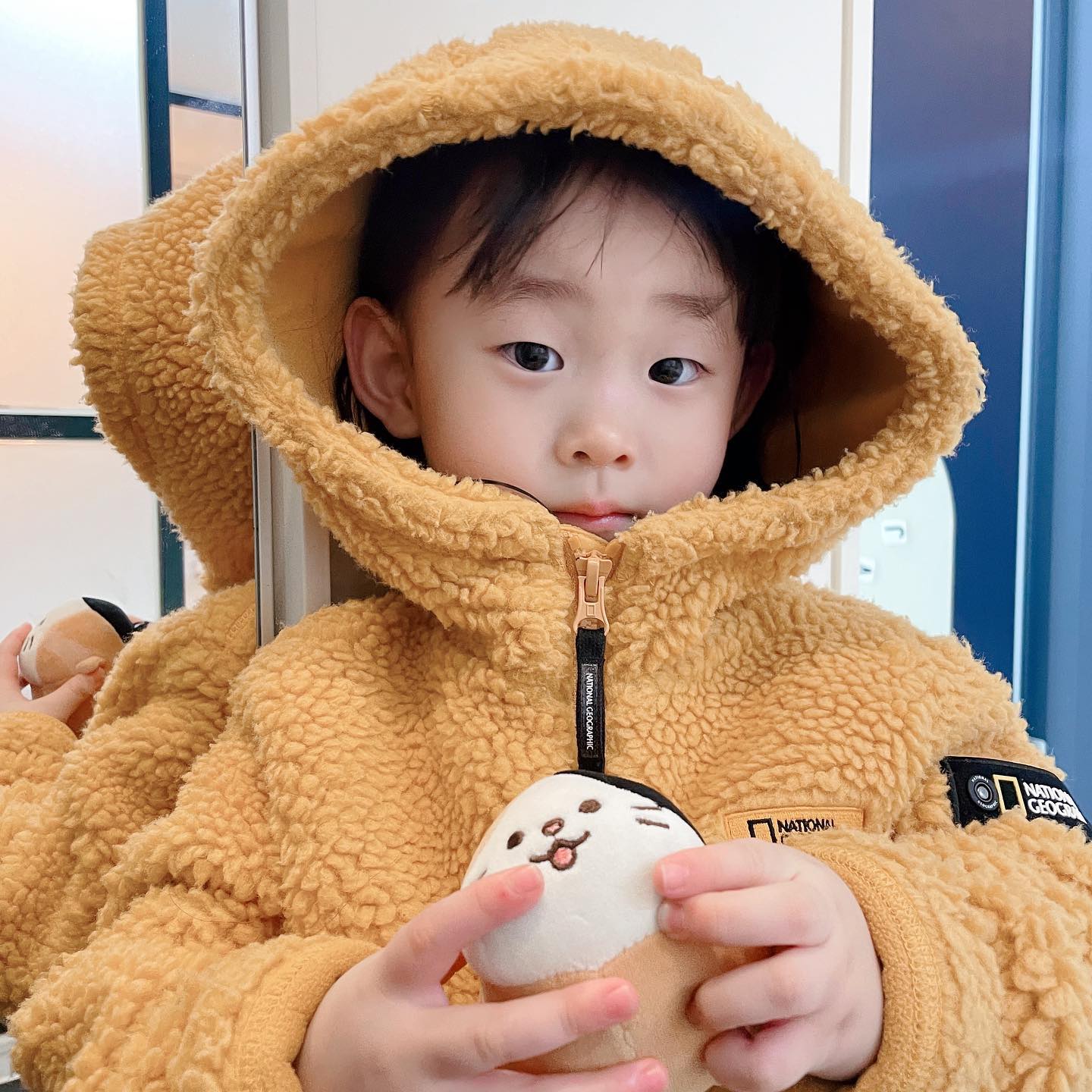엄마랑 편의점 갈 준비 😁

오늘 하원하고 놀이터에서 버블건 놀이하는데 
초등학교 2-3학년? 정도 되는 여자아이가 민서한테 오더니
“나 좀 할게” 하면서 말 끝나기 무섭게 
버블건을 훽 가져가서 자기 친구랑 
신나게 뿌리면서 놀더라구요. 

요즘 민서에게 친구들에게 양보 하는 것을 알려주느라
”민서야~ 언니 조금만 빌려주자~ “ 하고 기다렸는데 
안 돌려주더라구요.

민서는 계속 멀뚱멀뚱 서있고 ㅋㅋ 
언니한테 가서 돌려 달라고 해보자~해서 
민서가 “돌려줘” 했는데 무시하고 
계속 장난치고 자기들끼리 놀길래
결국 제가 가서 동생이 이제 가야해서 돌려줄래? 
해서 돌려 받았어요 ㅠㅠ

이런 상황을 겪고나니 
양보라는게 모든 상황에서 
무조건적으로 이뤄지는건 아니라는것과 
아이가 자기 존중감과 균형을 유지하면서 
양보의 가치를 배울 수 있도록 도와줘야 겠다 라는 
생각을 깊게 했습니다 🥲

지금은 엄마가 옆에 있지만 나중에는 어쩌누 ㅠㅠ 내시키