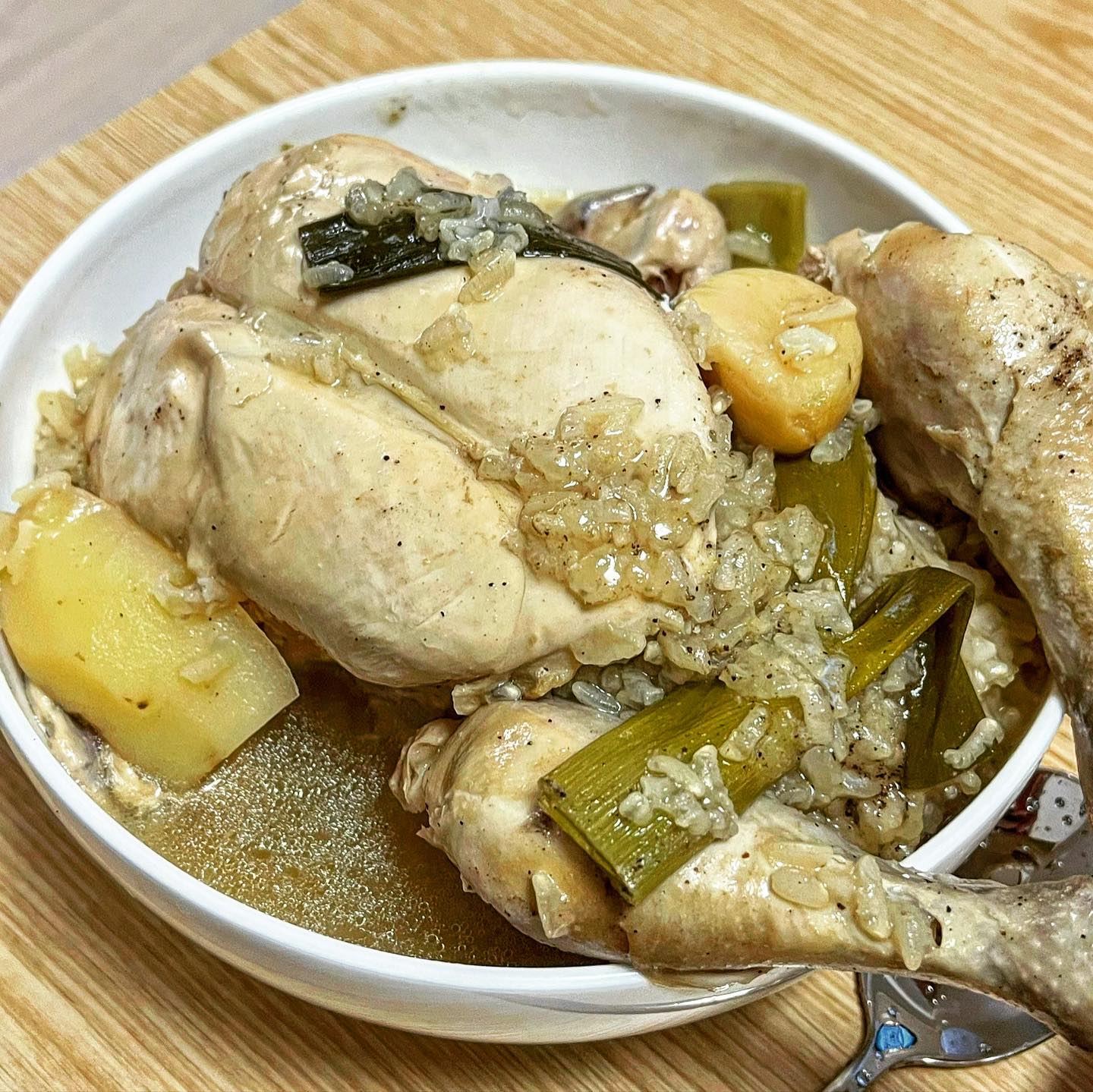 #삼계탕맛집 은 바로 우리집😆
커다란 10호짜리 닭을 사서 기름 툭툭 떼고
불린 찹쌀 가득 넣어 푸욱 삶았어요!
마늘이랑 대파, 구수하게 감자까지 투하🙌🏻
마무리는 찐~하게 우려진 국물에 #닭죽만들기 
엄마가 선물로 주신 #씨앗젓갈 같이 먹으니 최고에요❤️

#쑤쿡 #홈쿡 #집밥 #보양식 #삼계탕 #한그릇요리