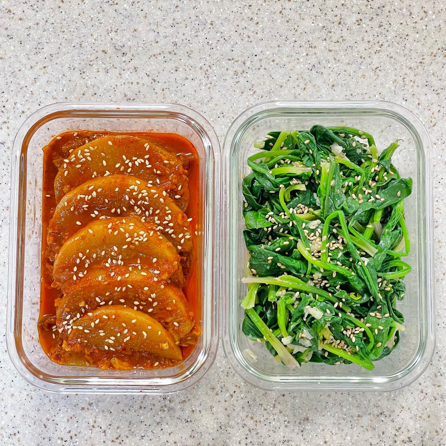 #반찬데이

저녁반찬으로 무조림이랑 시금치무침만들엇어요

영양가득가을무
매콤한무조림 완전짱맛👍
양념에 멸치액젓한술넣어봣더니
깊은맛이나네요

시금치는 또왜이리 고소하고맛잇는지
밥한그릇이 모잘라요모잘라🐷

#역시제철음식
#밥도둑
#무조림
#시금치무침
#집밥