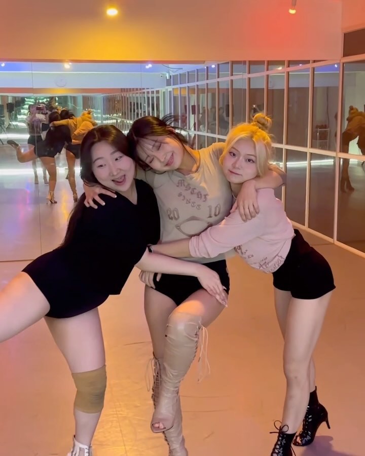 비 오는 날에도 와준 공주들과 너무 재밌었자나 
같이 해줘서 고마워요 🫢

.
.
📍lamf_dance_academy 감사합니다 🙏🏻

#rihanna #music #dance #heeldance #heels #heelchoreography #choreo #lamfdanceacademy #dancer #fyp #fypage