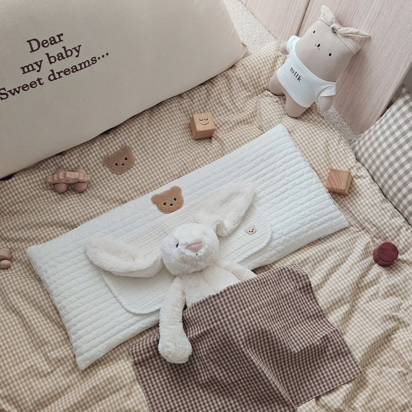 폭닥폭닥 밀크하우스 침구위에서 꿀잠중😴💤

밀크하우스 러버 쩰리네는
요즘 밀하 쇼룸이 되어가는 중🤍

이 시기 아가들 데굴데굴 굴러자서
롱롱 와이드베개는 필수!
자는모습이 젤 예ㅃ....🥹🤍

오늘의 밀하 꿀잠템👇

🐻순둥와이드베개
🐻브라운차렵이불
🐻반달자수쿠션
🐻브라운롱쿠션
🐻순둥수면조끼+실내복

ᰔᩚ ᴍᴏᴅᴇʟ ɪɴғᴏ
ᴊᴊᴇʟʟʏ : ♂️ 8M / 70cm / 9kg 

🏷milkhouse__official