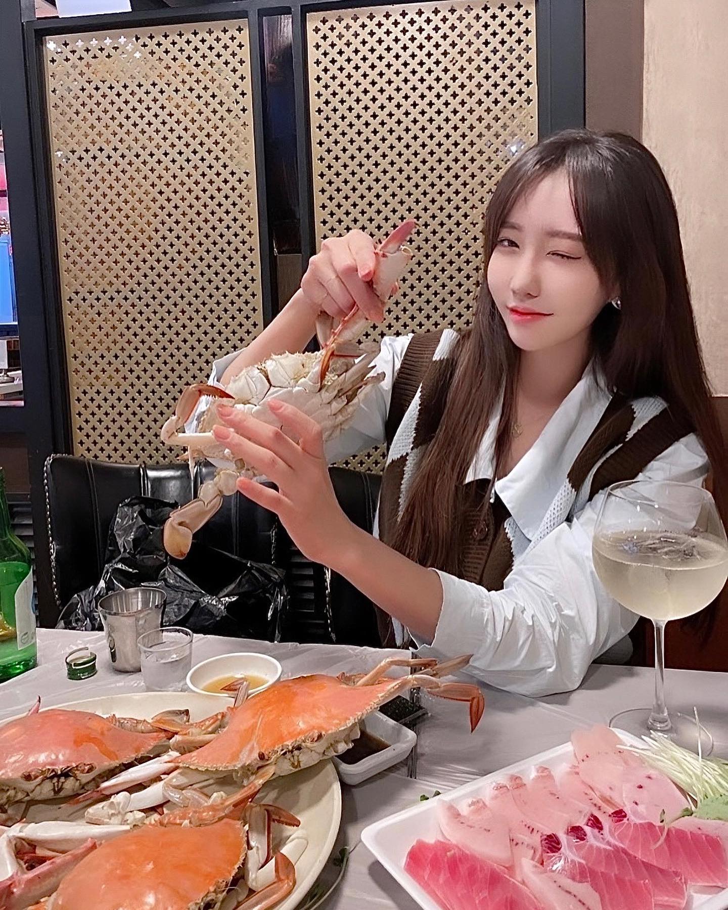 ❤️
바야흐로 지금은 꽃게시대🦀❣️

5년전부터 갑자기 꽃게에 빠져서
꽃게가 제일 맛있다고
호들갑 떨며 데려가고 하도 먹어서

내가 꽃게 좋아하는건
주변 지인들은 다 아는 사실😉

지인들이 꽃게에 세계에 눈을떠
꽃게가 이렇게 맛있는거 였냐고 하면
그렇게나 뿌듯할수가 없쪄용☺️

산란기를 제외하고는
암게 시기에는 알이 꽉찬 암게,
숫게 시기에는 살이 꽉찬 숫게를
동네 놀이터처럼 가서 먹는데요🤤

지금은 알이 꽉차는 시기라
암게가 아주아주 맛있어요!!🦀
당장 수산시장으로 달려가
제일 큰 게로! (무조건 커야햇!!)

당장 어여 쪄먹으세요!!ㅋㅋㅋㅋ
진짜 후회없는 선택이 될꺼임🩵

내 사진첩 꽃게 폴더에
게 먹는 사진이 어찌나 많은짘ㅋㅋ

열장만 추려 올리기도 힘들댜..🥲

앞으로도 꺽이지 않는 마음으로
꽃게를 더 많이 먹을것을 맹세하며🤩

우리 맛있는 꽃게 
많은사랑 부탁드립미당 🦀❣️

-
#자칭꽃게홍보대사 🦀
#꽃게 #봄꽃게 #해산물
#먹방 #강서수협