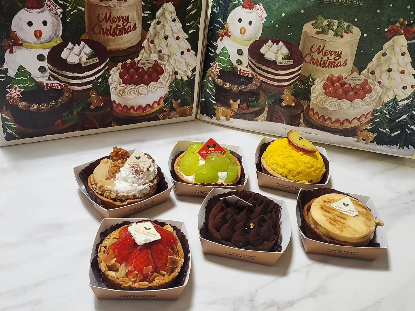 아들아이가 대전에 다녀오면서 
그 유명한 빵집에서 타트트등 맛난 디저트, 빵을 가득 사왔다능~!!
덕분에 며칠간 정말 달콤한 디저트에 빠져 살았네염~!! 
. 
#대전빵맛집 #성심당 #성심당빵 #타르트 #딸기밭타르트 #밀크타르트 #쇼콜라우니 #얼그레이타르트 #청포도타르트 #치즈타르트 #고구마타르트  #빵 #초코튀소 #부추빵 #빵스타그램 #빵지순례 #빵투어 #빵덕후 #먹방스타그램