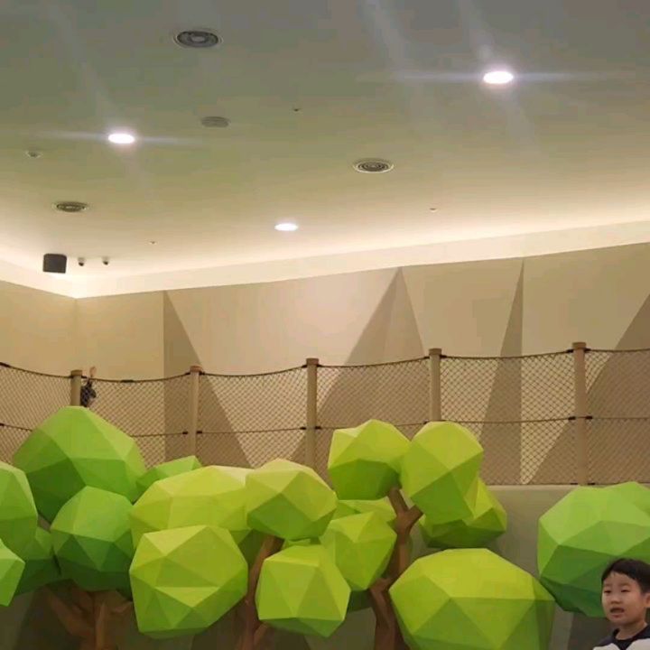 #협찬 파주 놀이구름 ☁️ 
놀거리가 가득한 아이들 동산?!?
에너지 넘치는 올해 8thㅔ와 파주 놀이구름을 다녀왔어요.

EBS 캐릭터가 가득하고 재밋는 실내 놀이터 까지!!
뿡뿡이랑 사진도 찍고 뿡뿡이가 방귀도 껴주고(?) 시작 부터 웃겼네요 ㅎㅎ

2시간 동안 땀을 뻘뻘 흘리면서 놀았어요. 구석구석 다양한 체험과 시설이 있구요. 중간중간 라이트 쇼도 보여주고 아주 알찬 시간 이었어요.

이날 너무 추웠는데 실내에 이렇게 재밌게 에너지 넘치게 놀수 있는 곳이 있어서 좋았답니다 ㅎㅎ 아이가 또 가고 싶어 하네요 ㅎㅎ 
둘째가 좀 더 크면 같이 가면 더 좋을것 같아요 😀😀😀

*파주시민은 할인됩니다 😃😃😃

https://www.pajunoligoorm.com/

.
.
.
.
.

#파주아이랑실내 #파주아이랑갈만한 #테마파크 #파주키즈카페 #번개맨 #EBS #아이랑갈만한 #아이랑주말에