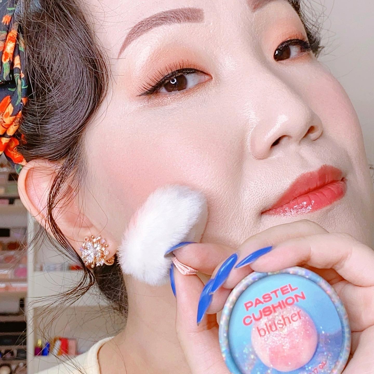 #제품제공 #광고
thefaceshop.official ❤️
fmgt_official ❤️
⠀
이야~ 뽀욤뽀욤 파스텔만 바르면
눈 코 입 얼굴 전체가 다
온 힘을 다해 거부(…)하는 저도
#더페이스샵 덕분에
#파스텔블러셔 를 발라보네요🥹🥹
⠀
이번에 페샵에서
NEW #파스텔쿠션블러셔 가 출시됐는데
패키지 디자인이
귀염뽀르짝 감성 터져서
눈 딱 감고 볼따구에 문대봤그든여?
⠀
….시상에나….
뭉침 1도 없고!!
⠀
퍼석퍼석 흩날림도 없이
때깔곱게 번져나가듯 발색되는데
허옇게 뜨지도 않더라구요🫢
⠀
다들 아시다시피
저는 빤짝이라면 정신을 못 차리는
전생까마귀🐦‍⬛✨라서
01 글리터리피치 ɢʟɪᴛᴛᴇʀʏ ᴘᴇᴀᴄʜ를
메인으로 잡고
봄웜러 메이크업을 해보았읍니다🍑
⠀
…톤체성 무시하고
얼굴 막 쓴지
한해 두해 된 것도 아니라서요 모…
(안녕하세요
겨쿨 비비드 소속 금귤입니다🤭)
⠀
입자가 워낙 고와서
조각스펀지 ・ 블러쉬 브러쉬 다 괜찮지만-
뭐니뭐니해도
안에 들어있는 귀요미 보아퍼프로
양쪽 볼에 도장찍듯 꾹꾹 눌러주고,
토도도도도독 두드리면서
색번짐 효과를 내주는 게
젤루 이쁘게 발색됩니다☁️
⠀
찐 라이트톤 소속이신 분들은
02 버블검핑크 ʙᴜʙʙʟᴇɢᴜᴍ ᴘɪɴᴋ 와
06 피치사워 ᴘᴇᴀᴄʜ sᴏᴜʀ
추천드리고요,
여쿨라-여쿨트루 소속이신 분들은
04 콜드핫핑크 ᴄᴏʟᴅ ʜᴏᴛᴘɪɴᴋ 가
특히 잘 받으실 것 같습니다💗
⠀
저는 아직
지독한 웜톤병(..!)에서
헤어나오지 못한 상태라 01호와
03 풀사이드 오렌지 ᴘᴏᴏʟsɪᴅᴇ ᴏʀᴀɴɢᴇ
가 넘예네요🥰
⠀
각 색상별 컬러칩 이미지도
모두 직접 촬영 및 편집하였습니다📸
(feat. NO필터)
⠀
개인적으론
9월에 출시예정인
07 애시드라벤더 ᴀᴄɪᴅ ʟᴀᴠᴇɴᴅᴇʀ 컬러가
엄청 기대돼요🫶🏻🫶🏻
⠀
원래도 #블러셔 잘 뽑기로
정평난 페샵인데 이번 기세를 몰아서
비비드 브라이트라인,
뮤티드 라인,,
쭉쭉 시리즈별로 뽑아도
수집할 맛 날 것 같고요🤔 (30색 채우자)
⠀
한동안 색조템 땡기는 게 없어서
시들시들 했었는데
파스텔 쿠션 블러셔 덕분에
기사회생해서 돌아왔습니다❤️
⠀
⠀
#뷰티 #데일리메이크업 #메이크업스타그램 #블러셔추천 #더페이스샵파스텔쿠션블러셔 #글리터리피치 #cheek #thefaceshop #pastelcushionblusher #makeuplover #koreanbeauty #kbeautyaddict #เมคอัพ #금귤리뷰 #금귤발색 #금귤뷰티 blingblinggoldorange ❤️
