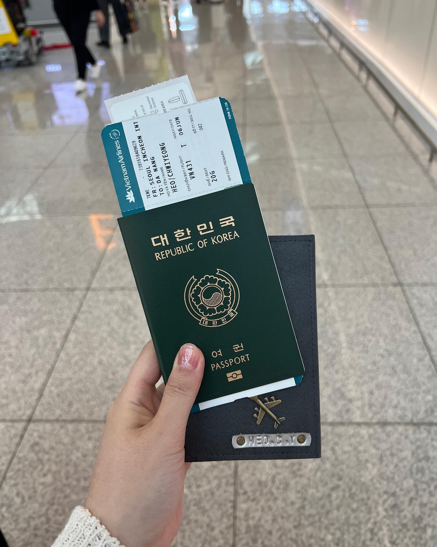 #여행기록 #베트남 #다낭
 
18년도를 마지막으로 아주 간만에 해외여행✈️ 
뱅기 안에서 꽁냥꽁냥 쿵짝 잘 맞는 온니야랑😝 
그림체가 전혀 다른 자매랍니다 :D