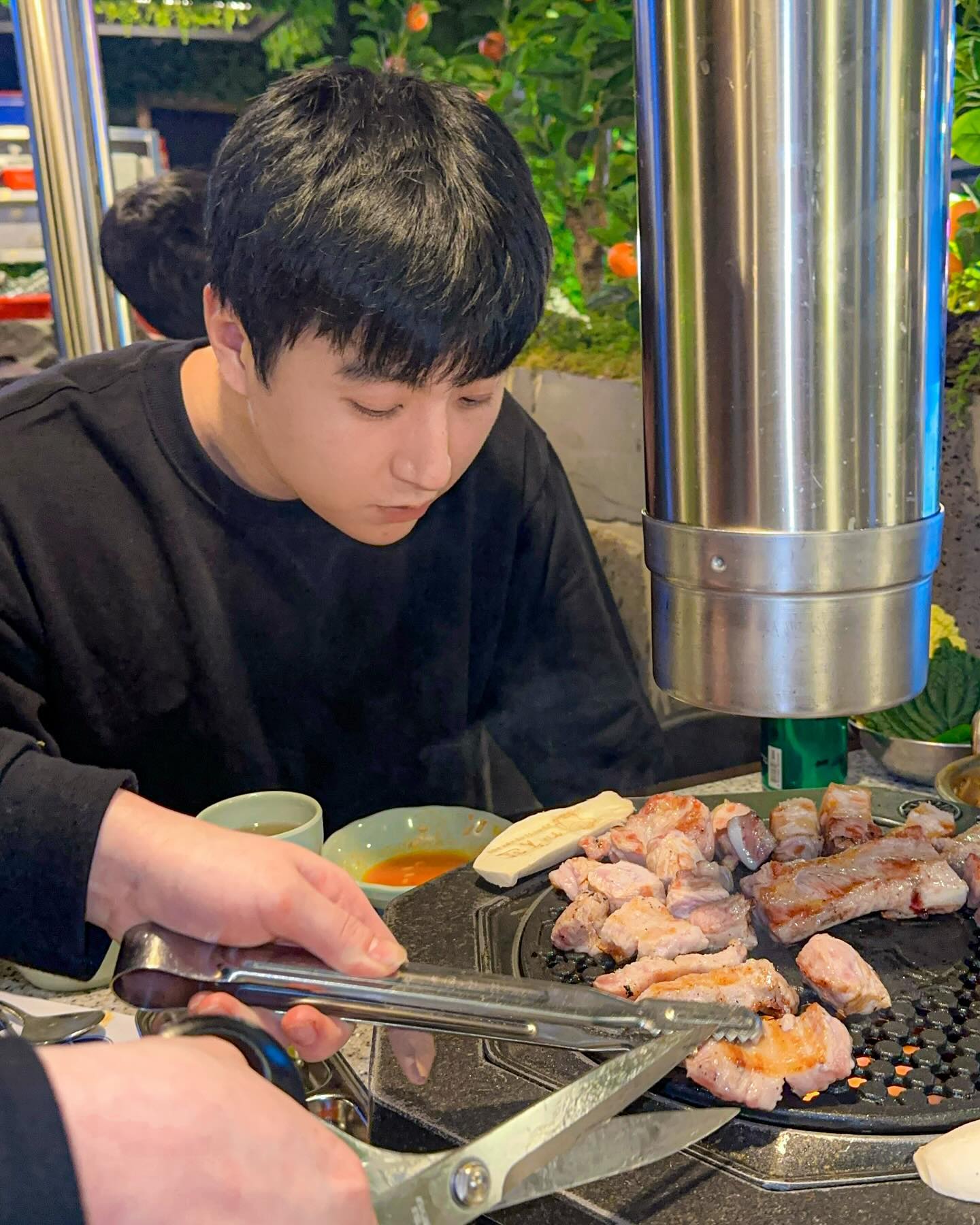 #협찬

자기야 고기 뚫어지겠어 ..;;
맛도 분위기도 제주도 그잡채인 맛집..
내가 지금 위례인지 제주도인지 도저히 알수가 없더라구요? ㅋㅋㅋㅋ

공기밥 두그릇을 주문했는데 밥 양 보고 깜짝 놀랐습니다
이런걸 보고 고봉밥 이라고 하지 않나요? ㅋㅋㅋㅋㅋ
기서 끝이 아닙니다;; 계란찜도 고봉 계란찜인디요? ㅋㅋㅋㅋㅋ
계란찜도 미친듯한 양에 퐁실퐁실 부드러워서 자꾸만 숟가락이 가는 맛이에요
그리고 대박인게 김치찌개를 그냥 서비스로 주더라구요
고기도 들어있어서 완전 혜자스러운... 김치찌개였어요

[[제줏간 위례중앙광장점]]
📍영업시간 : 매일 16-24 (라스트오더 23시)
📍주소 : 서울 송파구 위례광장로 290 상가동 1층 145호~147호
📍매장 전화번호 : 0507-1382-2898
📍단체 이용, 주차 가능, 남/녀 화장실 보유

고기 못 굽는다고 걱정 하실 필요가 없는게 직원분이 오셔서 다 구워주십니다
그냥 앉아서 즐기기만 하면 되는... 히히
확실히 제가 구울 때랑 굽잘알이 구울 때랑 고기맛이 다르긴 한것 같아요
고기가 구워지면 다양하게 즐기시면 된답니다
멜젓에도 한번 찍어먹고~ 그냥 먹기도 하고~ 쌈도 싸먹고~

중간에 셀프바도 다녀왔는데 요런 메뉴들이 있더라구요
필요하신 쌈이나 김치들은 여기서 갖다드시면 될것 같아요
저같은 경우는 고기를 김치랑 같이 먹는걸 좋아해서 김치만 가져와서 더 먹었습니다
씻은지랑 고사리도 고기랑 같이 먹으니까 너무 맛있더라구요
혹시나 더 드실 분은 씻은지랑 고사리도 다 여기 셀프바에 있으니 추가해서 드셔용

하이볼도 한잔 하고 싶어서 시켰는데 돌하르방 너무 귀엽지 않나요 ㅋㅋㅋㅋ
하이볼에서도 제주의 갬성을 느낄 수 있다니;; 디테일 무쳐따!
서울에서 제주를 느끼고 싶으신 분 오늘 저녁은 제줏간에서 한끼 어떠신가요!?

이 글은 리뷰노트를 통하여 본 업체에서 제품 또는 서비스를 제공받아 작성된 글입니다.

#협찬 #리뷰노트 #위례맛집 #위례삼겹살 #위례고기집 #위례신도시 #위례맛집추천 #위례핫플 #위례술집 #위례밥집 #위례데이트 #위례광장 #위례광장맛집 #제줏간 #제줏간위례중앙광장점 #위례회식 #위례단체예약 #위례고기집