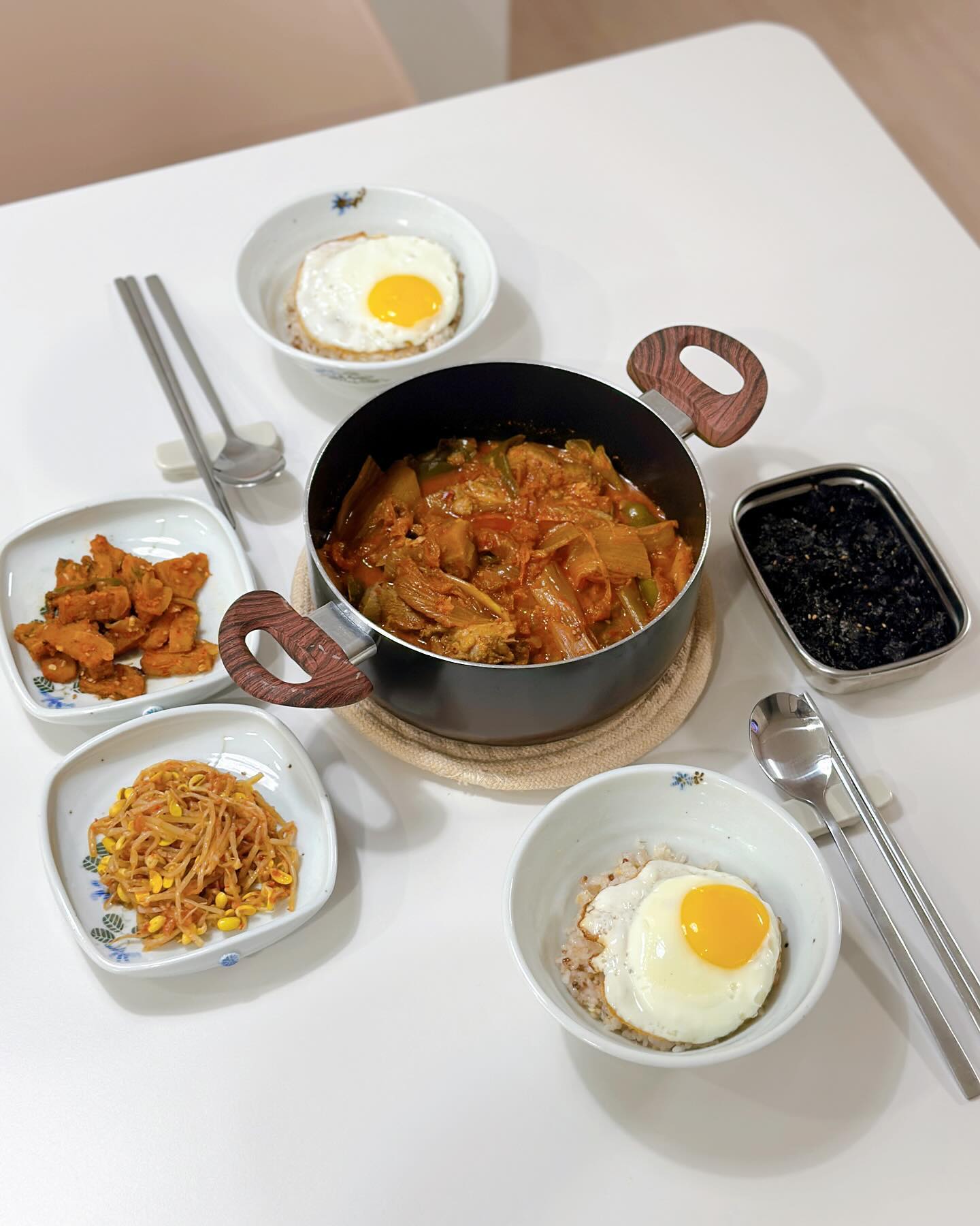 #저녁메뉴 #집밥 
 
아빠가 갈비 넣고 만들어준 #김치찜 데워먹기ㅎㅎㅎ
남편이 아빠가 해준 김치찜 생각난다며 얘기해서 받아왔어요!
오랜만에 먹는데 갈수록 더 맛있어지네요〰️
 
오늘부터 둘이서 반공기 먹으면서 살뺀다고 했는데
먹다가 밥 추가하고.. 먹다가 계란후라이 하러가고..ㅎㅎ

왠지 이번주는 실패인듯 다이어트는 다음주부터 해야겠어요^^
 
 
._,