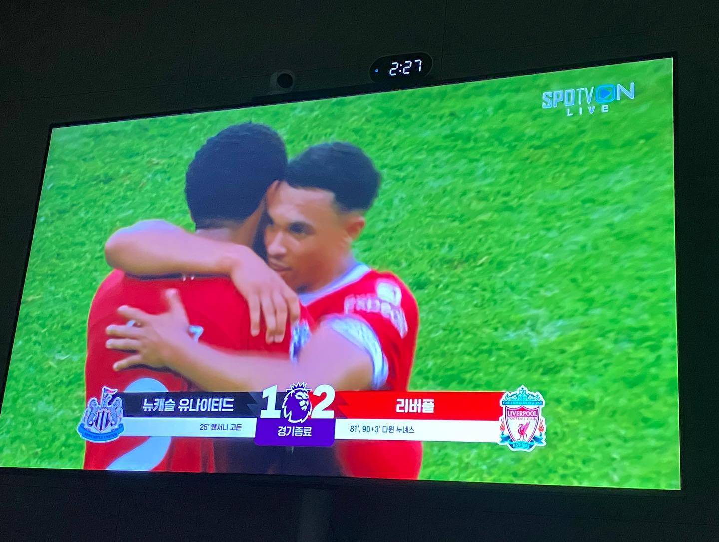 ⚽️

누워서 보는거 티 내기 🤣

경기 기다리다 너무 피곤하고
아들래미 재우다 같이 잠들었는데
눈 떠보니 후반 66분
1:0 스코어에
남편이 반다이크 퇴장당했다는 말에
잠이 확 깸 🤦🏻‍♀️

화장실 다녀와서 각잡고 보는데
누녜스 동점 골 & 역전 골 실화냐 😆

심판 대놓고 우리만 카드 주고 ^-^
고오맙습니다 🤨

나 승요였나봐
지난 경기도 봤다규 🤭
이번 시즌 각 잡고 달려 ~~~

#리버풀 #이피엘 #축구 #공놀이
#YNWA #kop #thekop
#LFC #Liverpool #Liverpoolfc #EPL