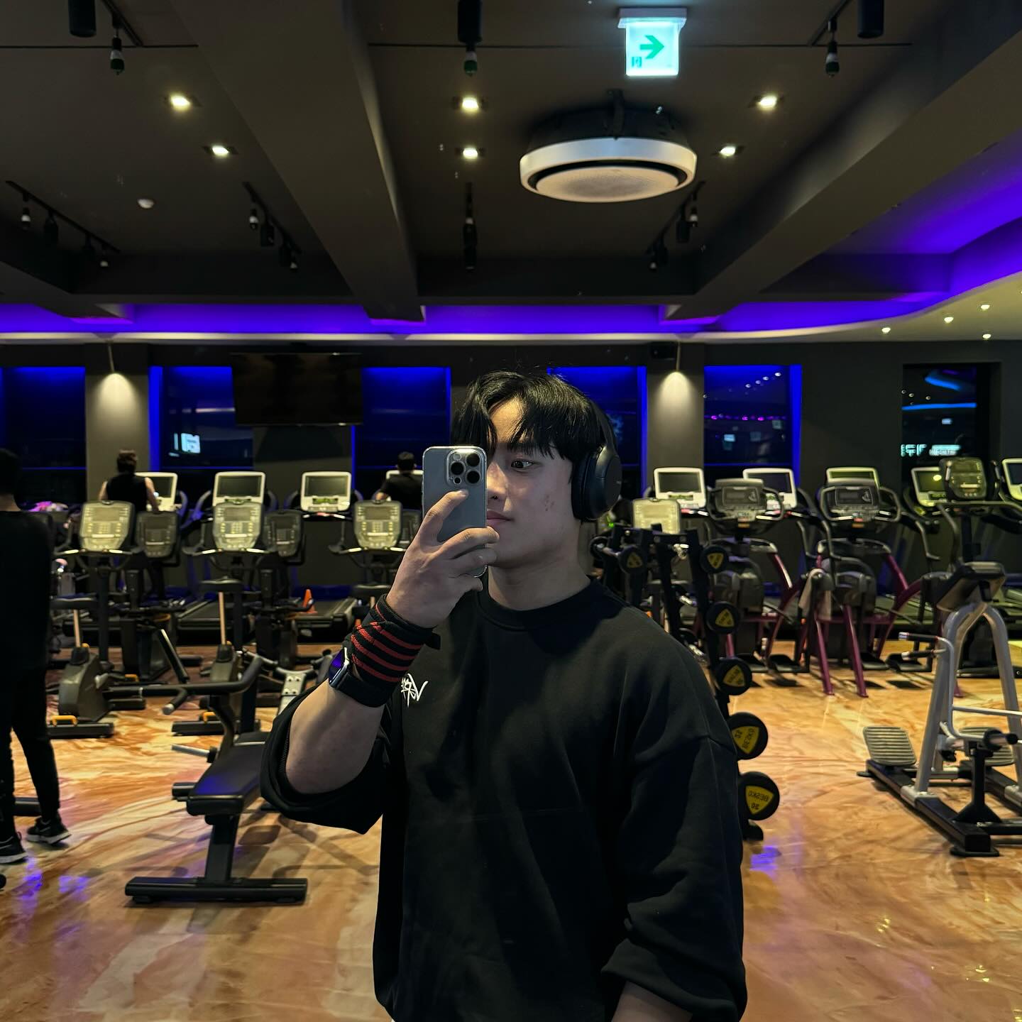 늦잠 자서 늦게라도 운동 완료😭

학교 실기스탭 갔다가 너무 피곤해서 잤더니... 10시가 넘었네요 
그래서 정신 차리고 바로 헬스장 갔습니다💥

오늘은 제가 제일 못하는 가슴...어깨 😭 수요일은 하체입니다
내일도 화이팅✨