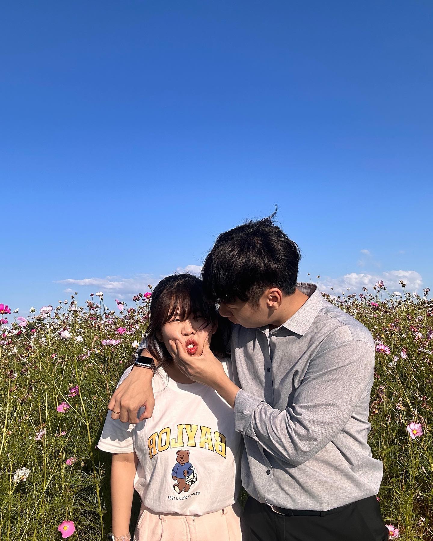 지지난주 머리자르기전
대충하고 편하게 만나서 갑자기 갔었던거라
예쁜 모습으로 나온 사진들은 아니지만
행복해 보이는 모습들에 기분 좋아지는 사진들
+ 그리고 남자친구 프사 ., ^^*