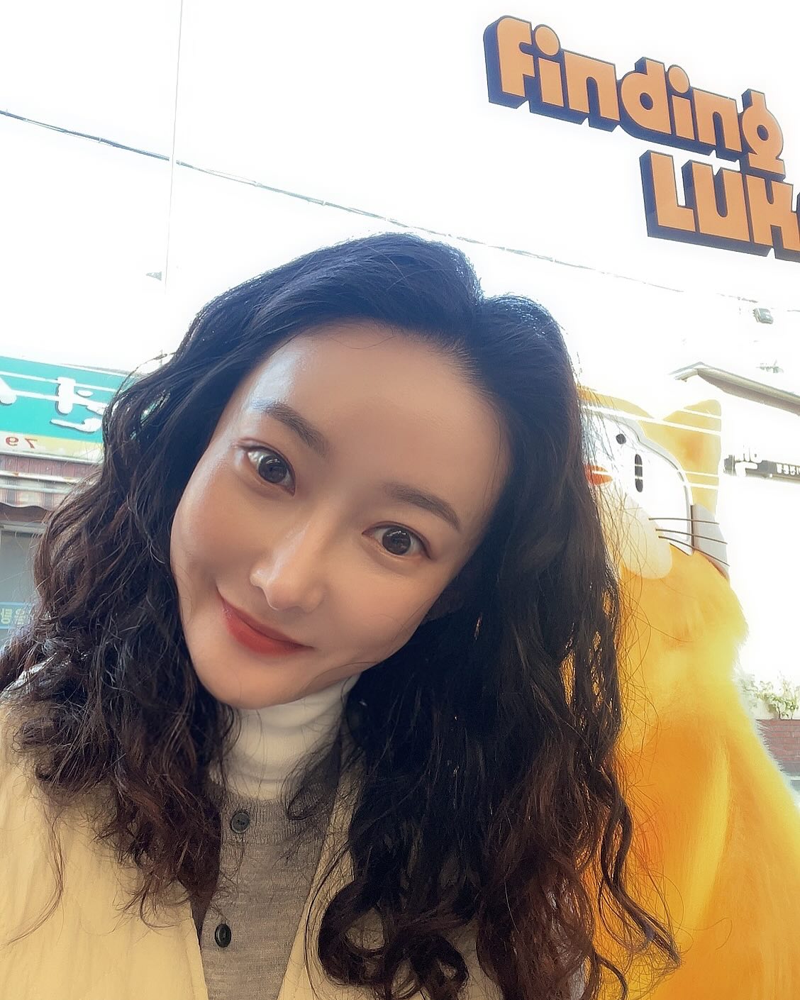 내가봐도 나의 턱라인은 무습다~
그래서 난 웃고 사진찍지 아~!나~! ㅋㅋㅋㅋㅋ
너무나 오랫만에 올려보는 사진~~~

거의 올 일이 없는 용산쪽에 와서 봤더니 #파이인더샵 이있네~? 항상 합정 연남은 멀어서 빵순이라도 안가게 되는데 왔으니 있으면 가야겠지??? 

인스타로만 보던 파이인더샵은 역시나 굉장히 키치하고 에니메이션스러운 외관이었다. 
네이버지도 열면 나오는 메뉴 그림들을 카드로 만들어서 한장씩 가져가끔 배치도 해 놓아서 자세한 설명과 재료들 보며 고르기도 쉽게 해놨네? 

먹고싶은 과자류와 파이류가 나를 보며 손흔들고, 웃고, 온갖애교를 떨었지만 나는 오늘의 신메뉴인 
#LUCA레몬오렌지치즈파이 를 접시에 담았지~
아메리카노가 고옹짜!!!! 뚜둥~~~~! 
생각같아선 한조각 포장하고 싶었지만 나는 저녁 약속이 있으므로 차안에서 외로이 있을걸 생각하면 그럴수가ㅜ없었다….

암튼, 한입 넣으니 미각을 잃은 내 혀에 남은 간보는 기능이 살아나면서 (물론 아주 강랼해야 보통사람처럼 느끼게 되았지만 이게 어디야~~~) 시큼하고 달..달…달지머야~~!!! 이거 엄청 달다는 얘긴데~~~? 

아마 일반인이 먹으면 이틀치 당충전 뽜삭! 될 듯~~~

중간층 크림은 좀 꾸덕했는데 아무맛도 안나는걸 보니 시큼하진 않고, 딜지만 많이 달진 않을 것 같았다. 
아마도…오렌지 크림치즈? 뭐 외관상 내가 보기엔 그랬지만, 난 파티셰가 아니므로~~~

맨 아래층은 파이지인데 포크 자국이 남을만큼 꾸덕한 걸 보니 과자는 아니렸다 싶었는데 이게웬걸? 맨 마지막 비닥은 쿠키렸고 그 위에 버터바처럼 또 올라가 있는걸? 
이렇게 꾸덕한 걸 보니 버터가 엄청 들어갔으렸다? 
후덜덜 칼로리와 후덜덜 포만감…

나 어쩌지…? 이따가 저녁 먹어야 하는데….? ㅠ ㅠ. 

#파이인더샵용산 #루카레몬오렌지치즈파이
#파이맛집 #루카콜라보 #달달함충천 #하루칼로리충전 #평일즐기기 #용산카페 #일상 #소통 #daily #cafe #pieintheshop #piedesert #followforfollowback