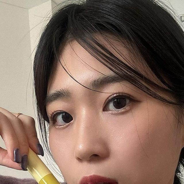 ᴡᴏᴏ ʀɪ •ᴥ• on Instagram: "#협찬 @narka_you 손쉬운 스타일링을 쉽게 돕는 나르카 브랜드의 하입 핏 헤어 마스카라 👀 유명 유튜버들 후기에서 자주 봐서 너무 궁금했던 브랜드 제품 중 하