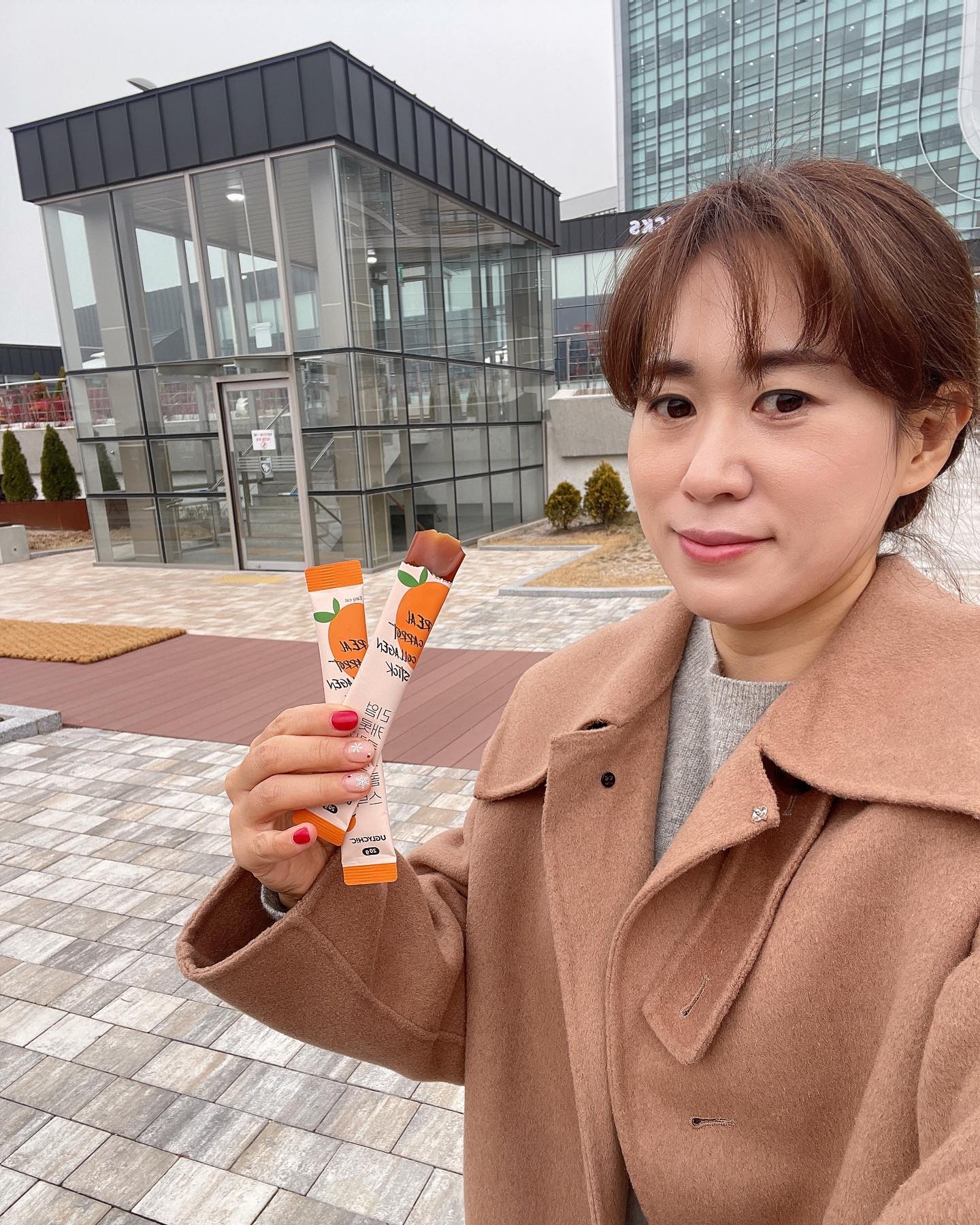 #협찬 
오전 간단한  일보고  가방에  챙겨온 🥕#당근콜라겐  으로  충전 중 ....

🍎사과쥬스와 🥕제주유기농 당근농축액이  들어있어  넘  맛있고,  탱글탱글  쫄깃한게  넘넘  맛있는데  눈건강과  피부관리까지  꺅!!!

신선한  유기농  제주 당근이  들어가 너  호감가는  #uglychicl

전  꾸준히  맛있게  챙겨먹는중이예요🎶

uglychic_official 

.
.
 #어글리시크  #제주당근 #푸드업사이클링 #콜라겐추천 #먹는콜라겐 #초저분자콜라겐
