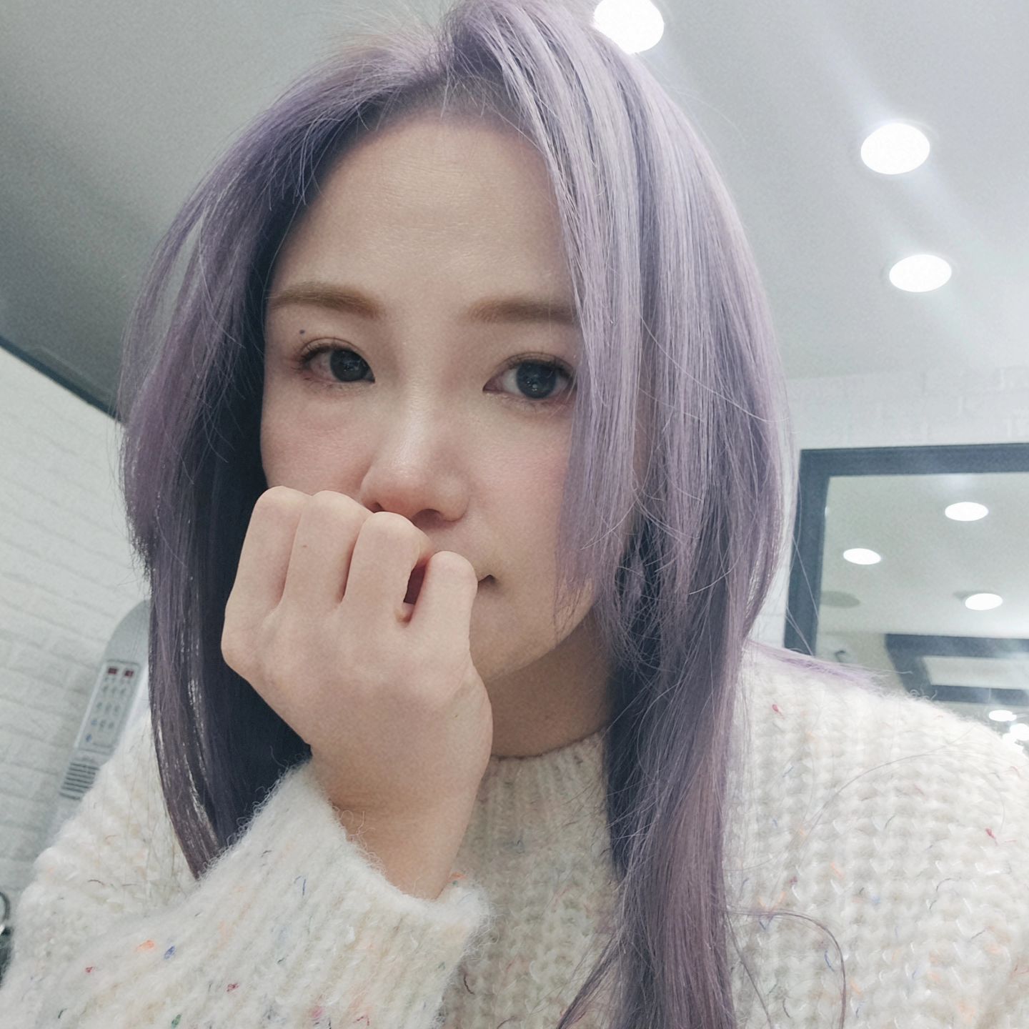봉원장님네 가서 머리함.

원장님도 내머리를 조마조마 하시믄서 집중하신..
영혼까지 갈아넣으신듯한..

허허허  사고친자는..그저 감사할뿐♡ 

#망한머리복구 #보라색염색 #일상스타그램 #뿌리탈색  #쎄봉 #역삼동미용실 #미용실추천 #직장인스타그램 #휴무날 #오랜만에외출 #힐링 #인생염색 #선팔맞팔환영