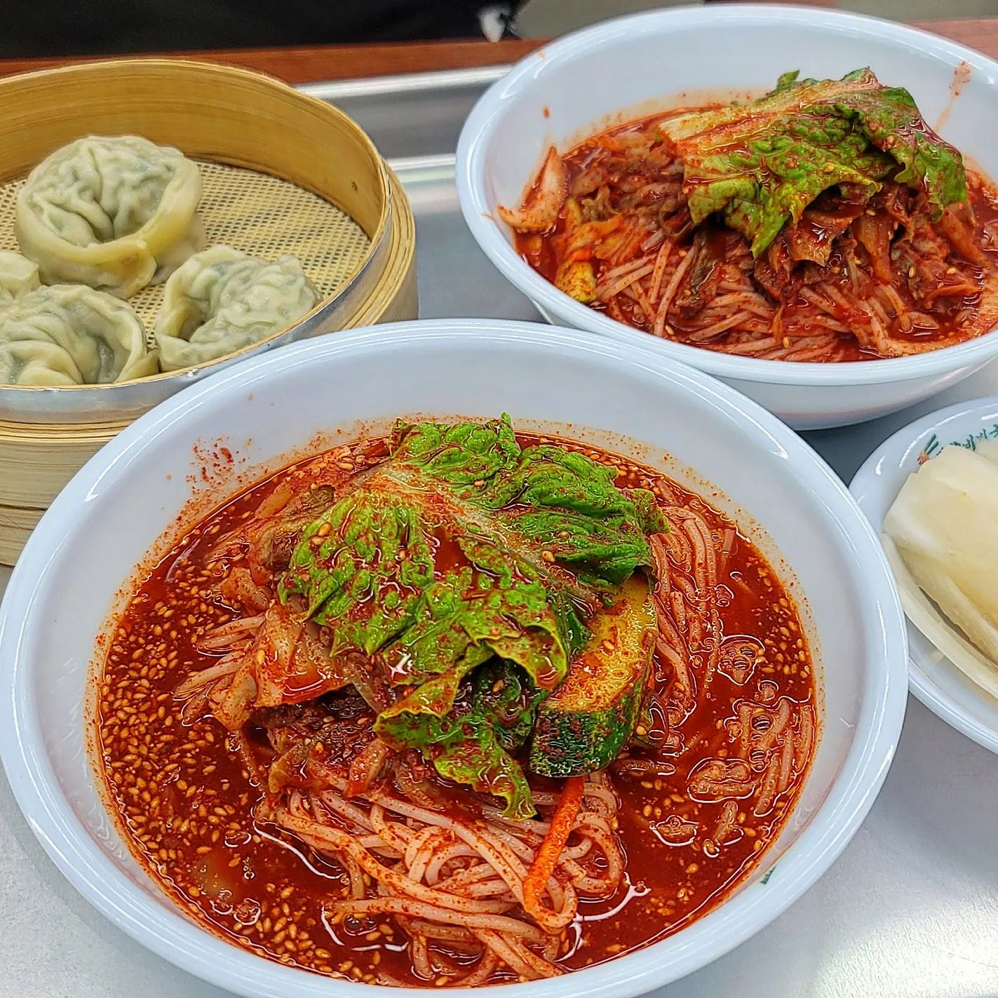 남자친구가 군대갔을때 먹고선
가끔 생각난다고 했던 #망향국수본점 에 다녀왔습니다 😍

우선 완전 큰 가게에 깜짝 놀랐어요 !!
완전 넓은 내부에 오픈 주방으로 더 넓어보였습니다 👍👍
주문 후 음식은 빠르게 나왔어요 ❤️
처음보는 비주얼에 놀랐지만 한 입 먹고나니까
왜 가끔 생각난다고 했는지 알거같더라구요 !!
어디서도 먹어보지 못한 맛이었습니다 🫨

새콤하고 매콤하고 거기에 면이 도톰해서
그동안 먹던 비빔국수랑은 완전 다른 느낌이었어요 😆
국수먹고 만두 한 입 먹으면 그곳이 천국...
너무 맛있었습니다 💗💗

너무 멀어서 자주 가지는 못해
저도 남자친구랑 같이 그리워 할거같은 곳 !
포천 가시면 꼭 한번 들러보세요 👍👍

#망향비빔국수본점 #포천국수 #포천망향비빔국수 #비빔국수맛집