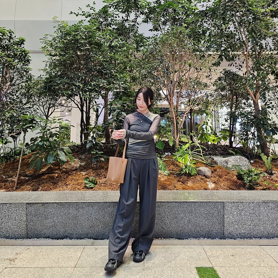 #쑤잼 #ootd #데일리코디 #가을코디 🍂

Top: 킴지수 레이어드 롱슬리브 탑
Bottom: 오어 루즈핏 투턱 슬랙스
Bag: 더로우 파크 토트백 스몰
Shoes: 휠라 에샤페 ms
Acc: 시야쥬 스퀘어 레더 벨트, 헤이 네크리스

📍킴지수 레이어드 롱슬리브 티셔츠

✔ 디자인: 배색 처리된 다른 소재 원단을 레이어드하여, 과감하고 역동적인 무드 연출. 슬림한 실루엣과 셔링은 여성미를 돋보이게 만들었어요.
✔ 활용도: 가을에 단품으로 코디하면 티셔츠 하나로 돋보일 수 있어요! 청바지나 슬랙스도 좋지만 짧은 스커트와 함께 연출해도 예쁘답니다.
✔ 종합: 29cm, W컨셉, 무신사, EQL, HAGO, S.I.VILLAGE 등 다양한 플랫폼에 입점되어 있으니 킴지수에서 가을 코디 시작해 보세요💚

#자세한내용은블로그에있어요☺️