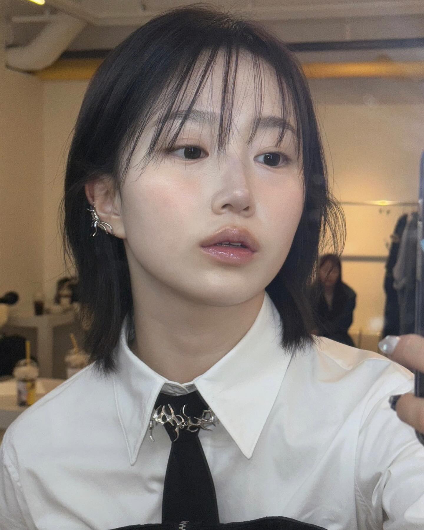 색감 뺀 투명 글로우 메이크업🫧 묘해서 예뻐🤍

ARTIST nmixx_official 
MAKE UP daindaini 
HAIR hi__hikim 
# kitts_hairmakeup 

메이크업 예약은 프로필링크로🤍🤍🤍
#다인쌤메이크업 #다인쌤 #키츠다인
#키츠 #키츠헤어메이크업 #kitts