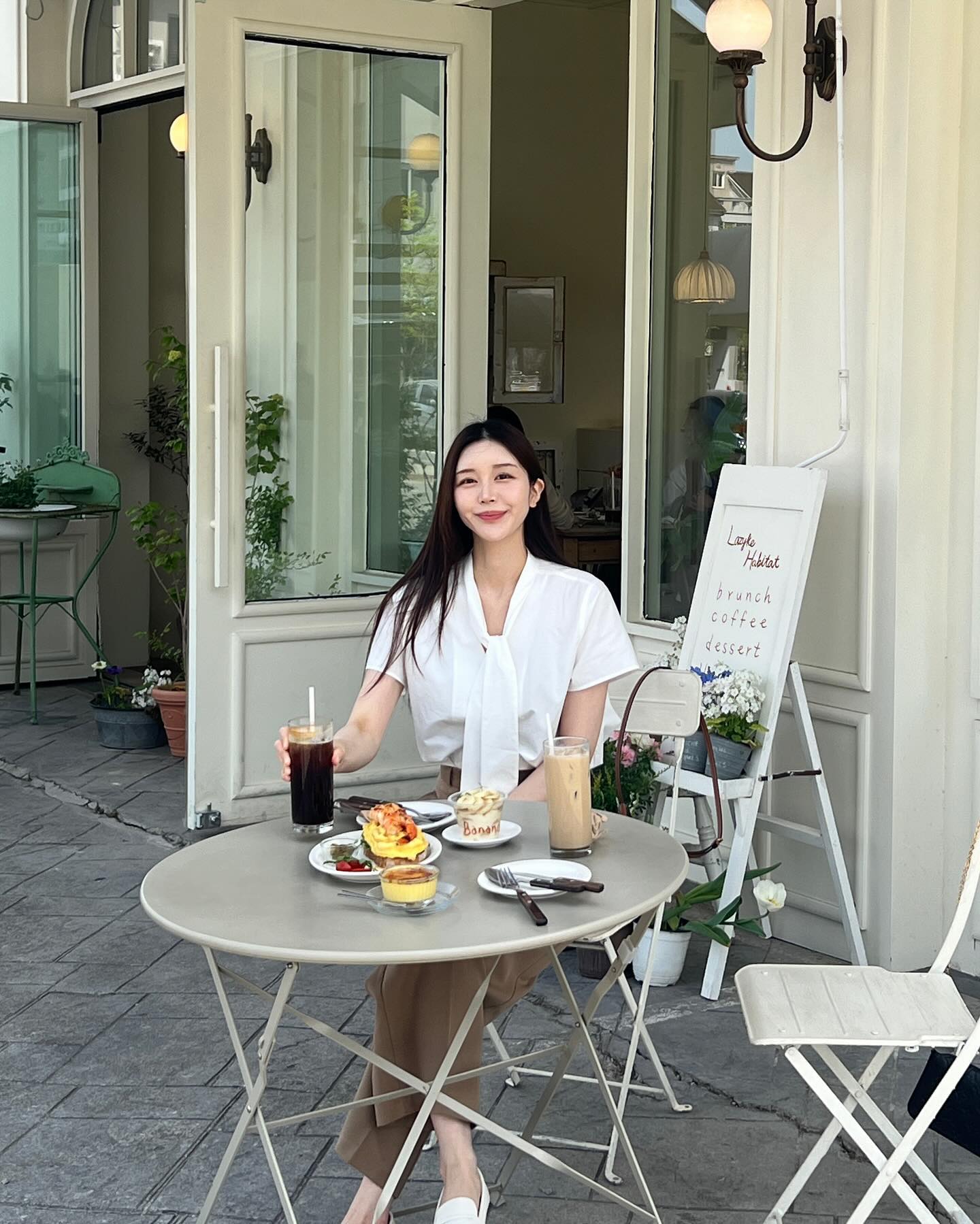 유나가 예쁘게 담아준 사진들 🤍
이날 날씨가 좋아서 따뜻해지면 입고 나가야지 했던 노운베러 블라우스도 개시🍬🍬

데일리 코디로 활용하기 좋은 노운베러 SS 2차 신상이 오픈했어요 :) 3차는 4월 24일이라는데 벌써 기대중! 🌱
지금 홈페이지 가입하면 20% 쿠폰이 제공 된다고 하니 당장 달려가기 🏃🏻‍♀️🏃🏻‍♀️

knownbetter_official 
#KNOWNBETTER #여자데일리룩 #노운베러24SS #레이지크해비탯 #전주신시가지카페