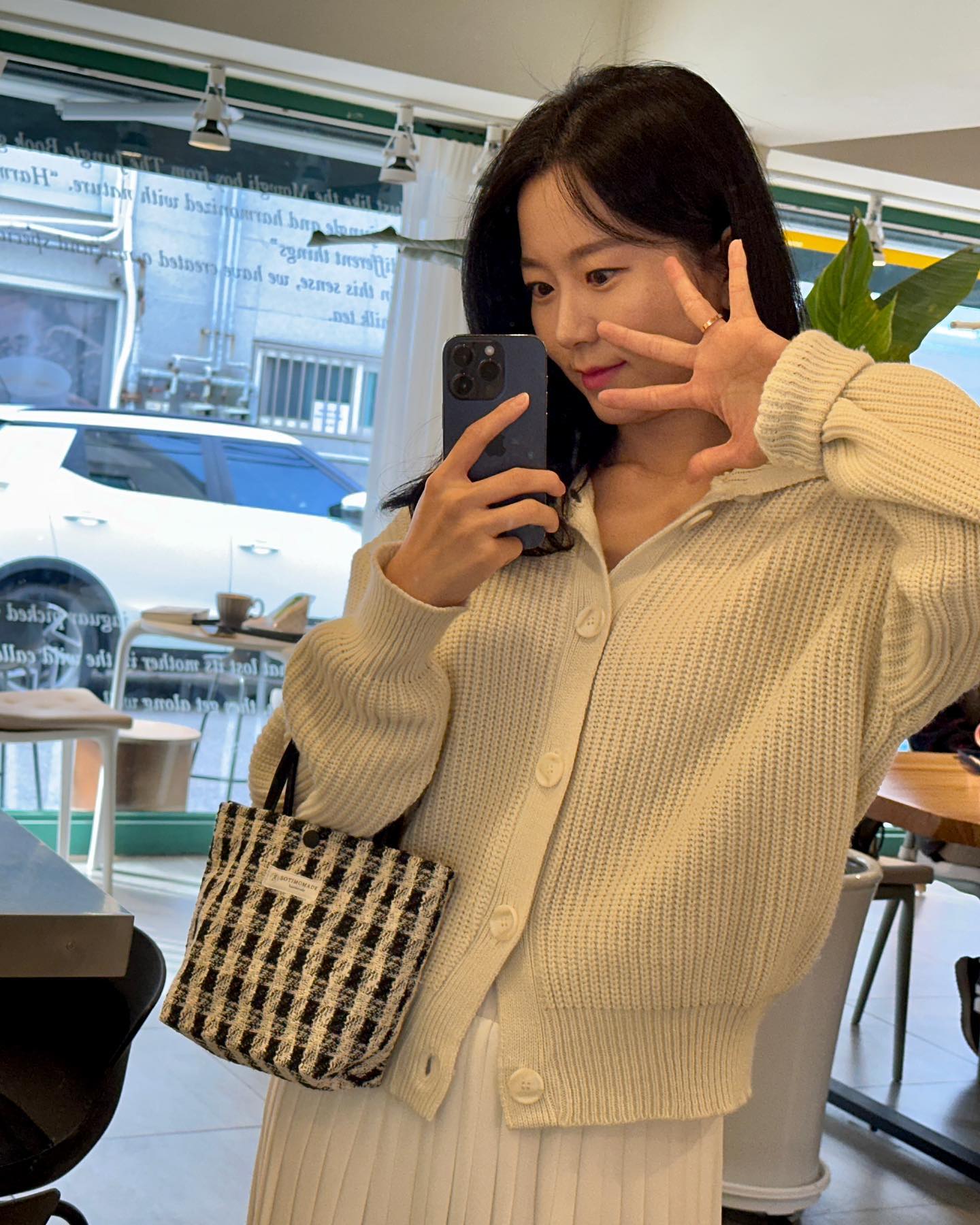 #gift #두번째선물 
선물받은 또다른 가방 자랑합니댜🫶
_sotimomade_ 금손 사장님의 핸드메이드 작품 🌟

롱 스트랩도, 진주 스트랩도 다 탈부착 가능해서 
하나의 가방으로도 여러 분위기를 낼 수 있구 너무 편해요! 

쿠션, 립, 핸드폰, 지갑, 차키, 핸크 등등 
꽤 많이 들어가는데 
가방 자체가 가벼워서 너무 사용하기 편하더라구용 

가볍게 들어줘도 예쁘구, 어깨에 걸쳐줘도 예쁜 🤍

휘뚜루마뚜루 엄청 잘 쓸거에요 🙇🏻‍♀️