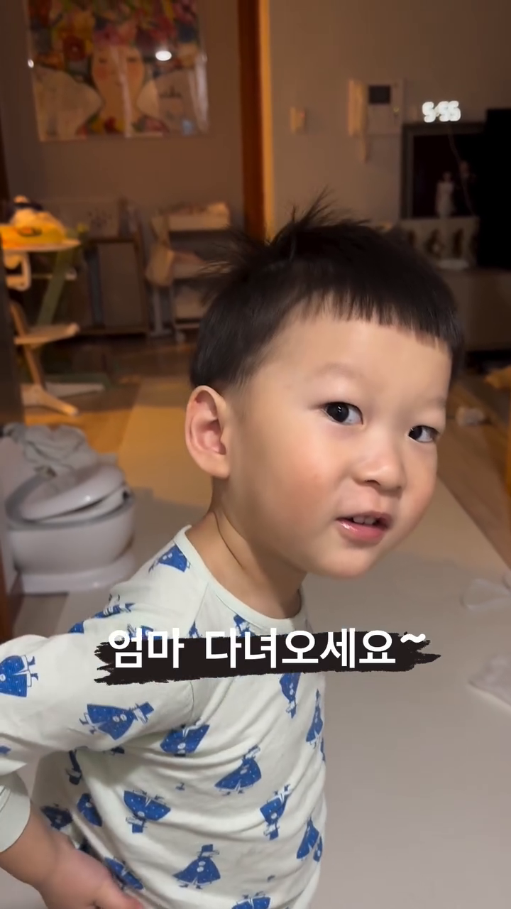 아침 다섯시 출근에 우연히 일어난 아들❤️
엄마보고 인사해주는 첫째보고 웃음 가득 :)
이래서 돈버는거지❤️
#돈버는이유 #아침배웅하는아들 #아침인사하는아기