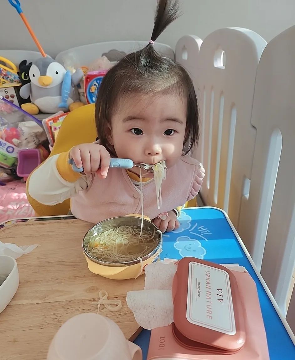 #첫줄

#스스로먹는하엘이

#국수먹방#국밥먹방

#티비보며#다리한쪽올리고

#캬~

#언제이렇게컷데♡

#하엘#박하엘#하엘스타그램🌱