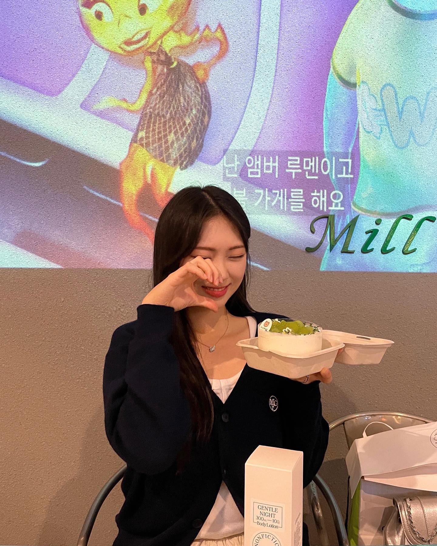 햅삐한 석사 1년차 생일🎂🩷
Thank you for the birthday wishes.🩷