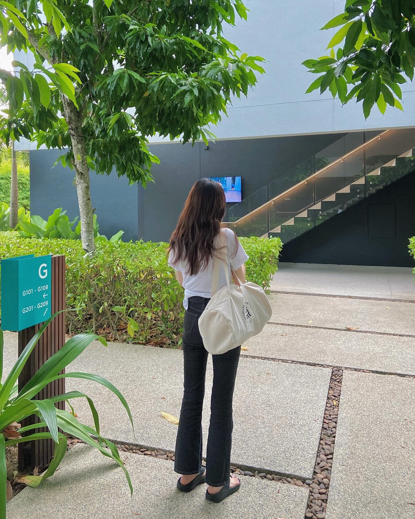 Traveling with my favorite duffle bag 🧳
여행 갈 때 들기 좋은 최애 더플백

Bag comfymiles