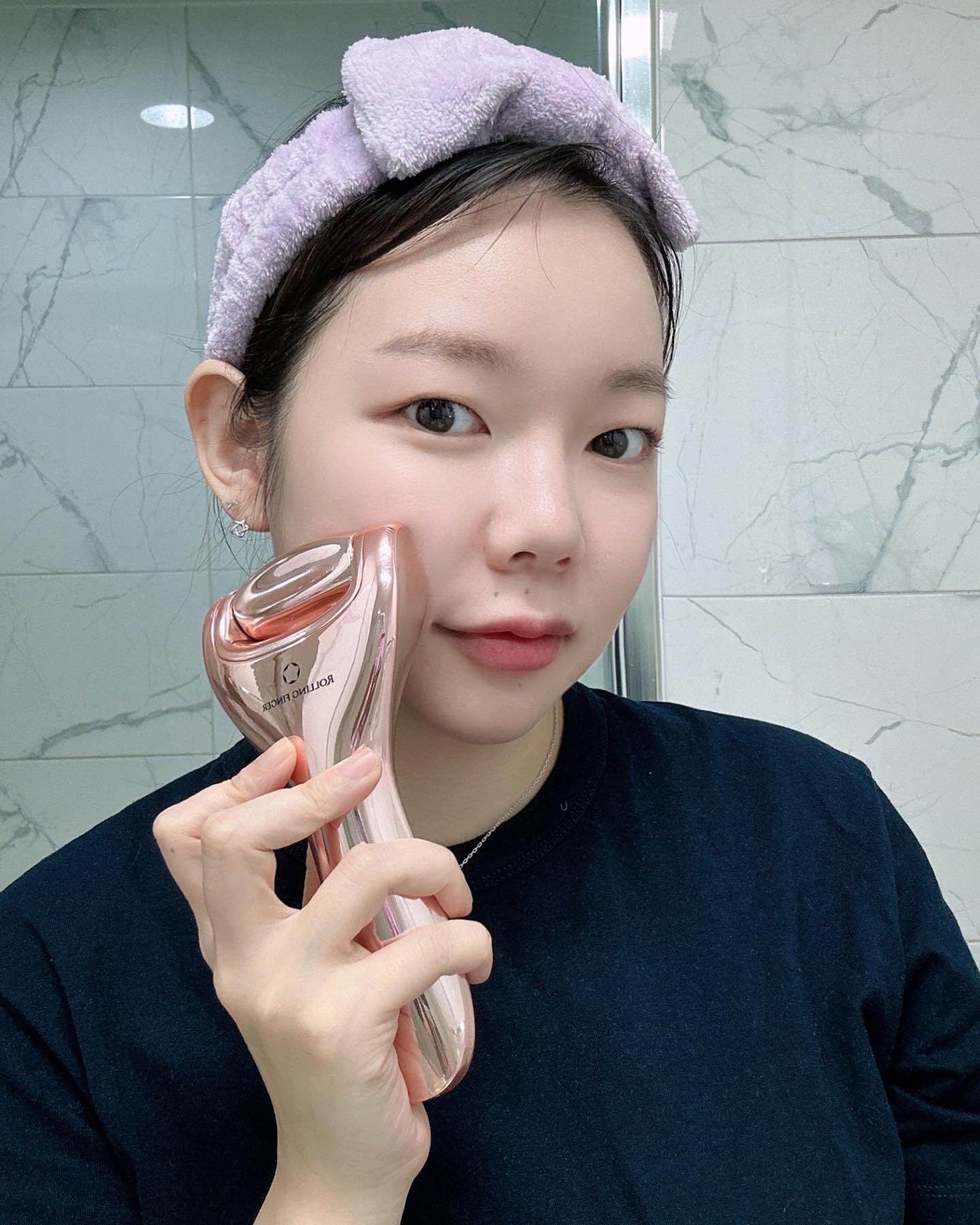 #협찬
메디컬 힐링브랜드 메디힐리 신상품 리뷰 크리에이터 1기가
되어 새로운 뷰티 디바이스를 만나 약 한달 사용중인
민트의 실리뷰를 가져왔다구용♥️

메디힐리 롤링핑거✋🏻

아직 출시전인 모델로 받아서 열심히 꼼꼼히 사용해보았답니당!

충전방법도 C타입이라 편한데다가 모양도 엄청 편해서
좋았어요! 미세 전류나, 고주파를 사용한 마사지가 아닌
에스테틱의 윤곽 관리를 집에서도 할수 있게 
재현해낸 제품이라 더 맘에 쏙 드는 것 있죠😆

수동으로 드르륵드르륵 굴리는 제품이 아니라 
자동으로 1,2,3단계에 맞춰 강도를 설정 할수 있는 제품이에요

너무 편하게 탄력관리가 가능하니까 세상 좋다😍

특히 아픈거 싫어하는 우리 남편 쳐진 턱살에 마사지 해주니까
너무 좋아 하더라구요ㅎㅎㅎ
시원한 느낌이 든다고 맘에 든데요!

그냥 티비보면서 수시로 턱과 심부볼 부분을 위주로
굴려주고 있는데 브이라인 어렵지 않다구용!

#롤링핑거 #리프팅뷰티디바이스 #페이셜리프팅 #동안피부 #탄력피부 #경락마사지 #경락디바이스 #리뷰크리에이터 #메디힐리_신제품리뷰크리에이터 #메디힐리