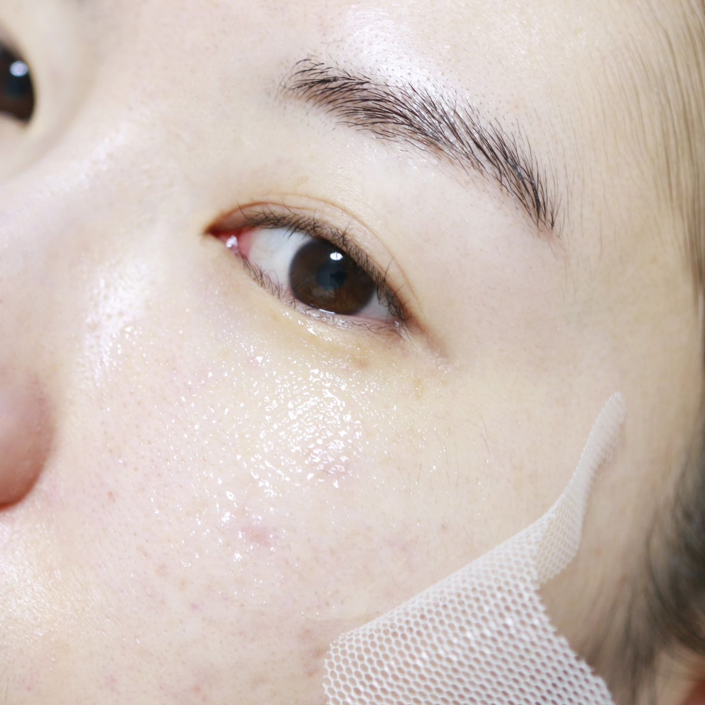 #광고
신경 쓰이는 눈가주름, 눈밑꺼짐, 다크써클
셀올로지 아이세럼과 아이패치 하나로
간편하게 홈케어가 가능하다는 사실 +_+

얇고 민감한 눈가 피부를 위해 사용하기 좋은 아이템으로
속근육을 자극시켜 눈밑을 일으키는
EMS 저주파와 함께 푹 꺼진 눈밑을
깊숙히 채워주는 순도 100% 콜라겐 세럼이예요.

사용 직후부터 느껴지는 탱글탱글한 눈가 피부 :)
홈케어로도 쉽고 간편하게 관리하기 좋은
셀올로지 필업 아이세럼과 아이패치!
피부 속 빈틈까지 콜라겐과 뮤신으로 채워 관리해보세요.
.
.
#아이패치 #아이패치추천 #아이세럼 #아이크림 #아이세럼추천 #눈가주름 #눈가주름관리 #눈주름 #다크써클