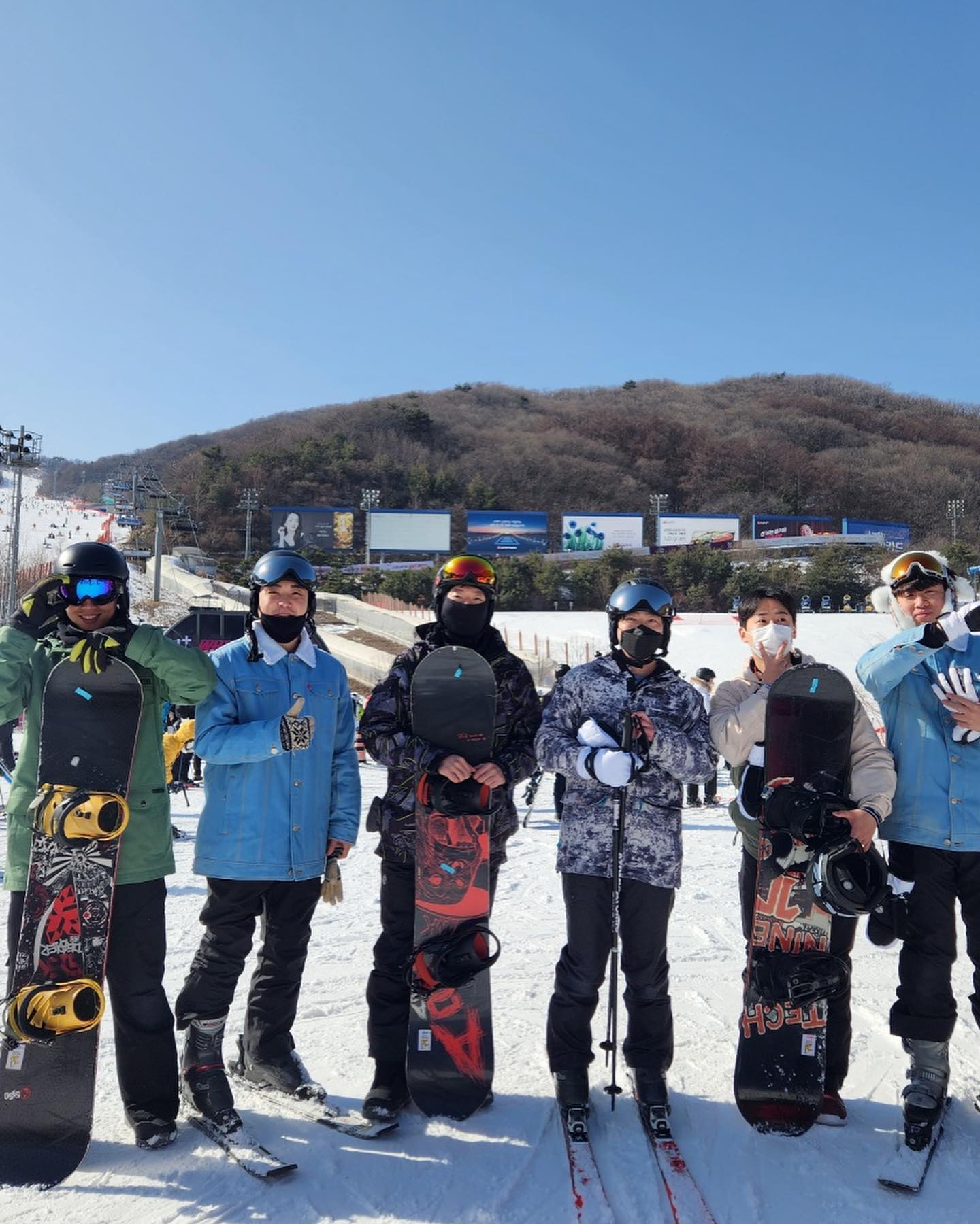 #오운완#🏂 

[solo🧍🏻‍♂️]

1. lat pull down
 (12x5, 45kg)
2. seated row machine
 (15x5, 45kg)
3. M_-torture wide pulldown rear
 (15x5, 20kg)
4. OHP(smith)
 (15x3, 40kg)
5. Tricep

스키장 갔다왔더니 하체가 아직도 부들부들,,하네요
보드 배우려고 미리 유튜브봤지만 속도에 겁부터 나서 결국 작년보다 더 못타는 쭈구리..ㅎㅎㅎㅎ
오늘이 입춘이더라구요 마지막 겨울끝나기 전에 겨울 스키장 다녀오시는거 추천드립니다⛷️