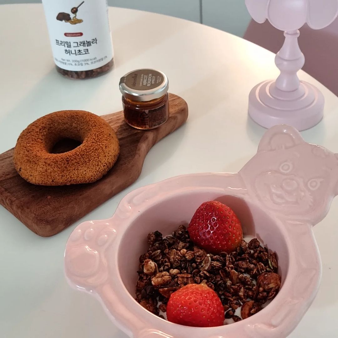 그날의 온도, 그날의 빛, 그날의 분위기 🌾’s Instagram post: “역대급 맛있는 그래놀라 '프리밀 그래놀라 시그니처 허니초코' 요즘 정말 매일 수시로 먹어서 벌써 바닥이 보이는🤭 공장식 대